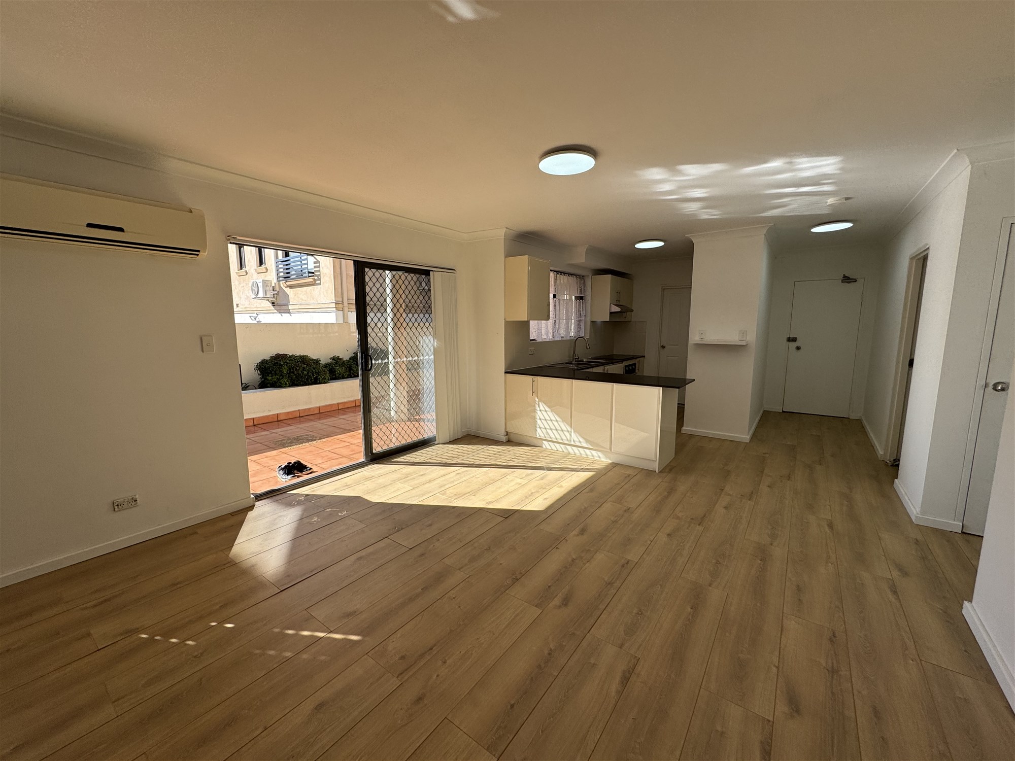 Modern Executive Apartment – Light-Filled, 4