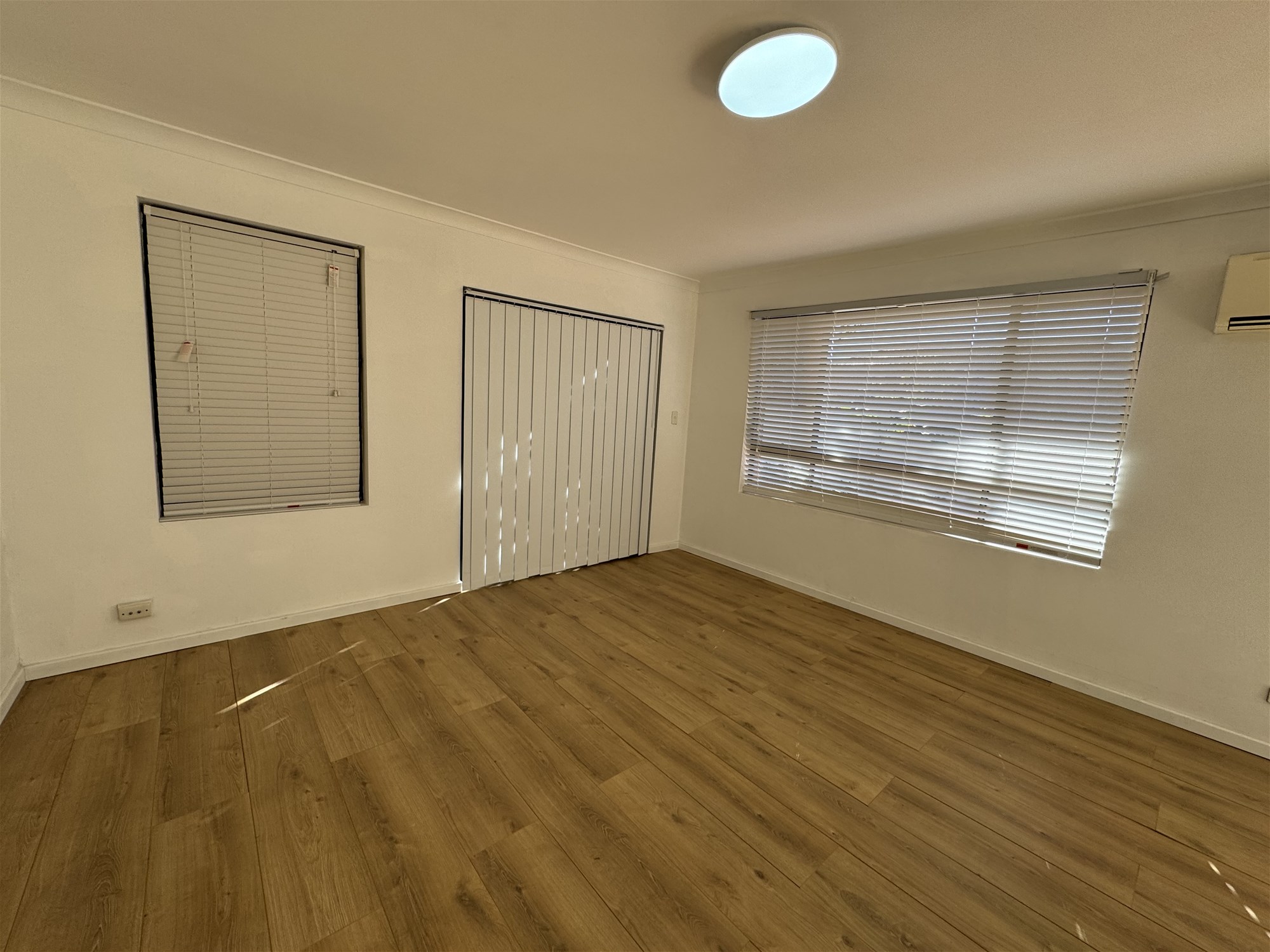 Modern Executive Apartment – Light-Filled, 6