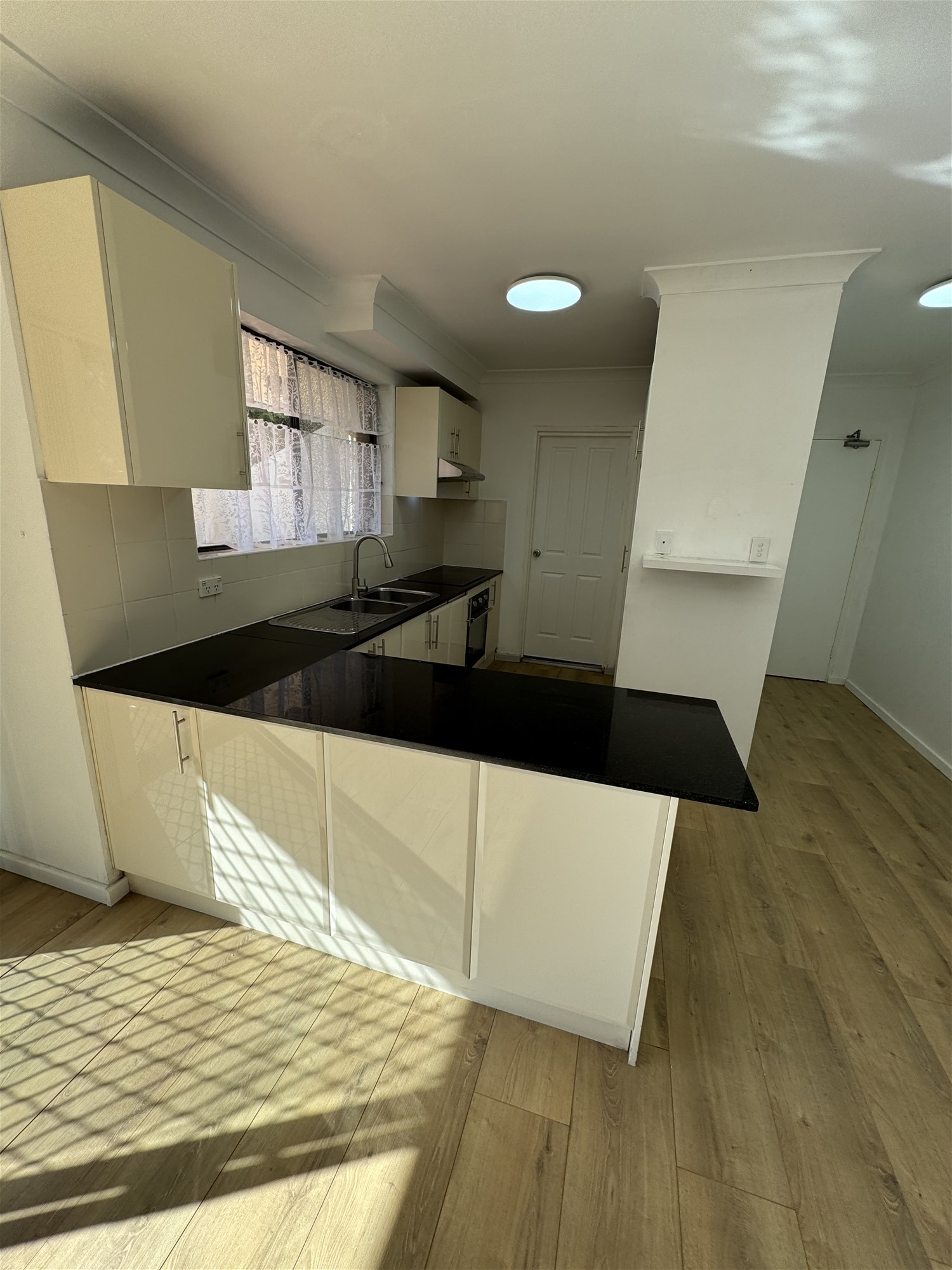 Modern Executive Apartment – Light-Filled, 13