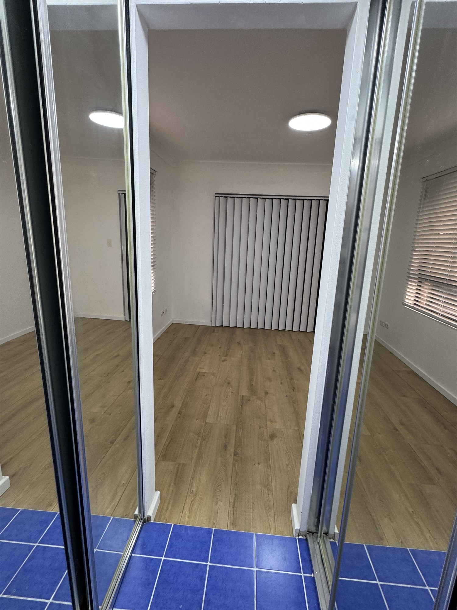 Modern Executive Apartment – Light-Filled, 35
