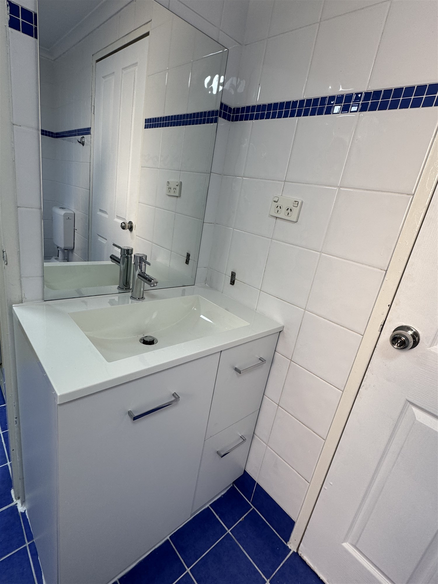 Modern Executive Apartment – Light-Filled, 36