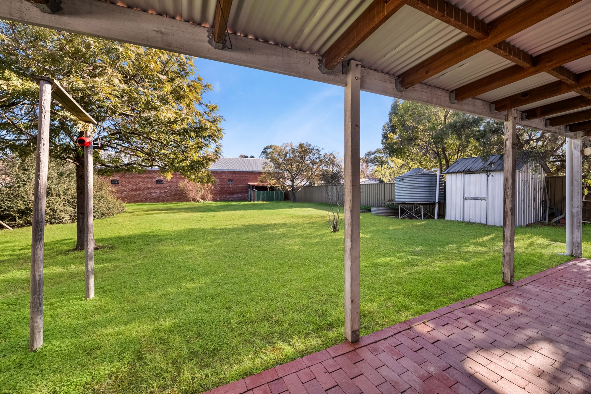 Charming city fringe cottage with 8