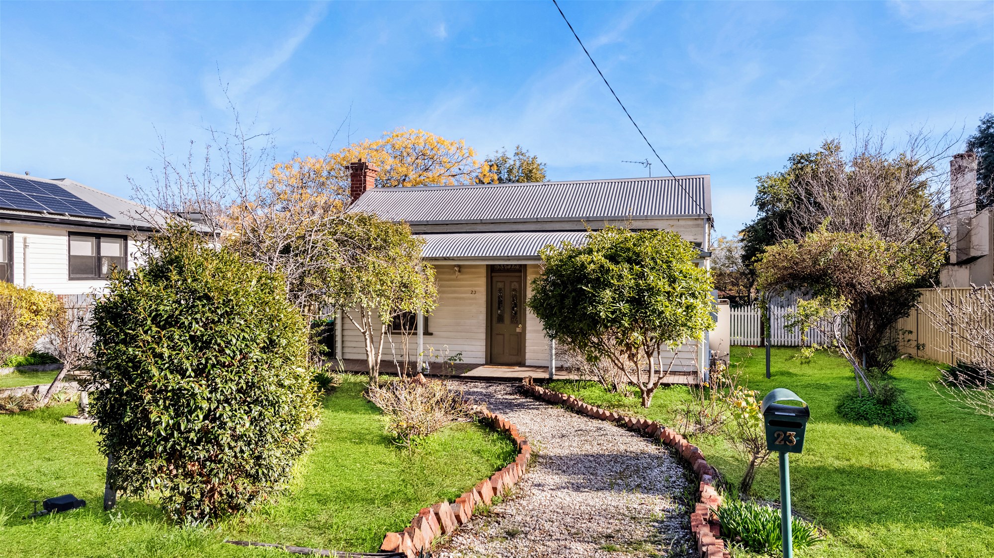 Charming city fringe cottage with 6