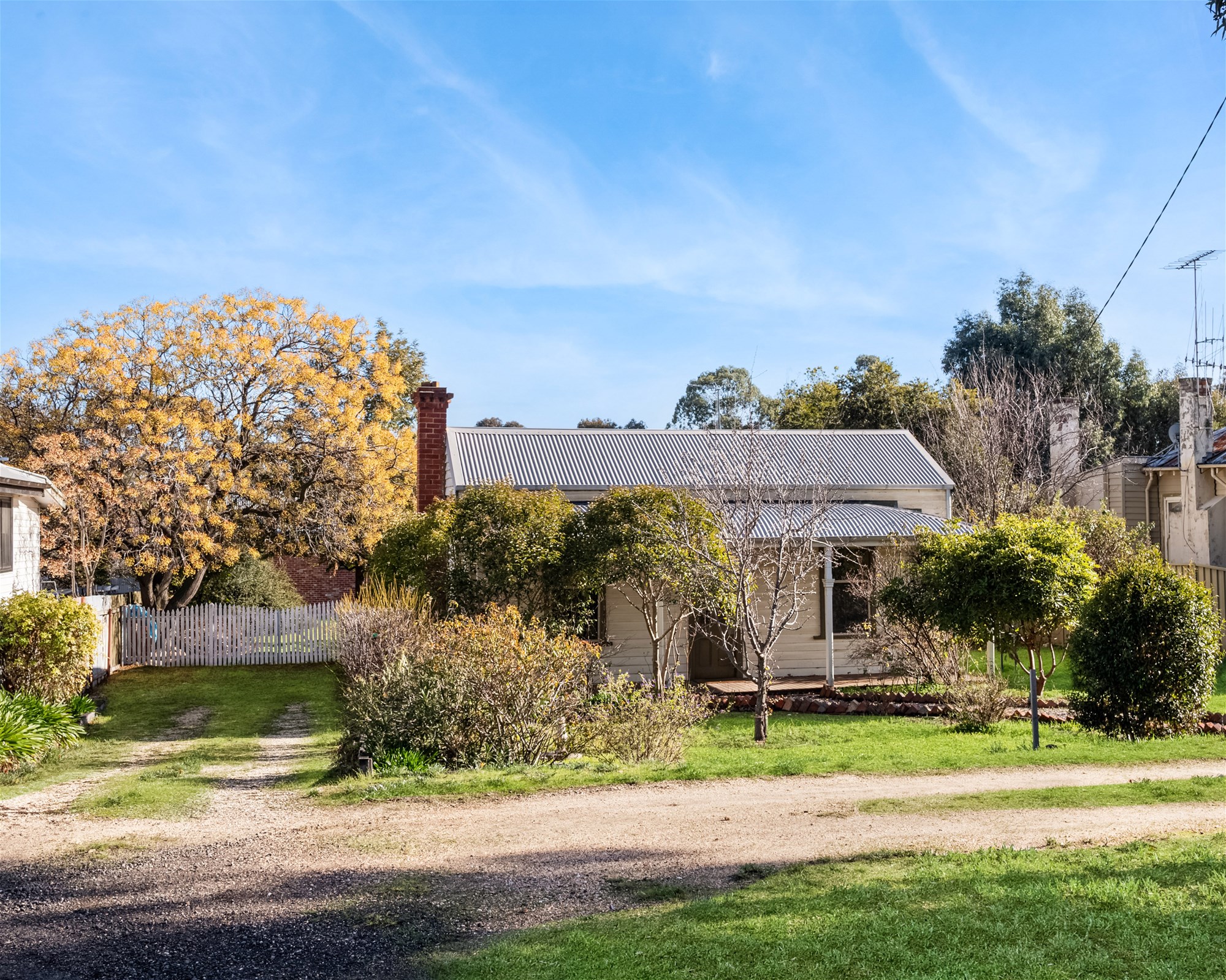 Charming city fringe cottage with 11