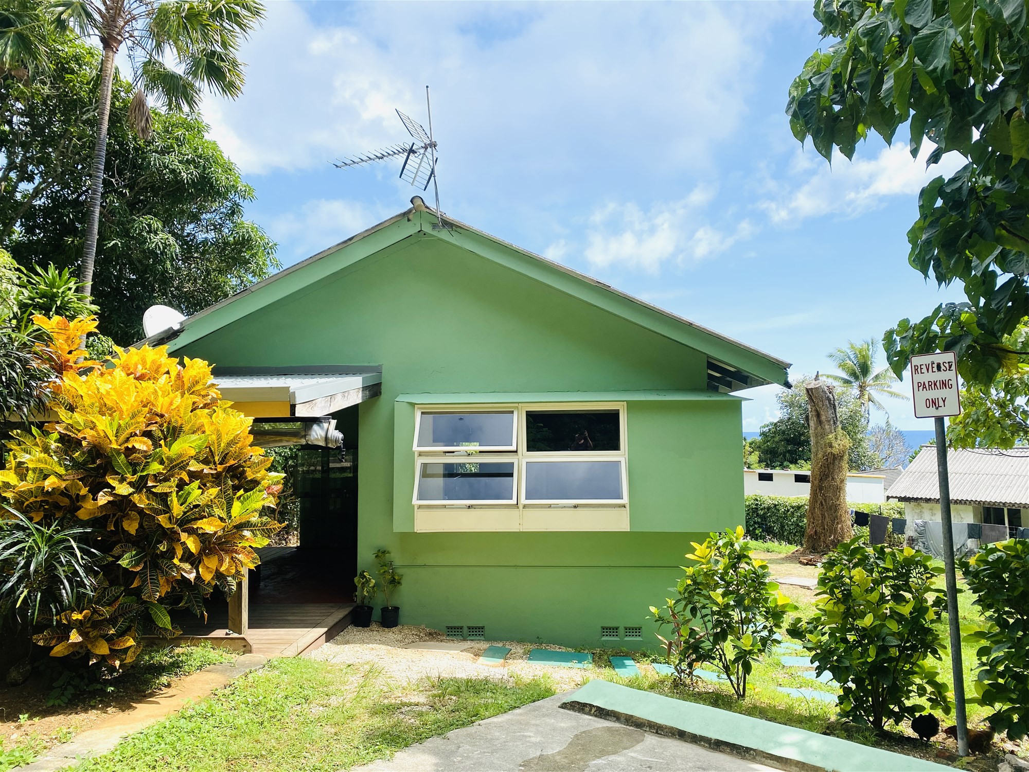 “Island Paradise Living: Charming Studio for Sale on Christmas Island!”
