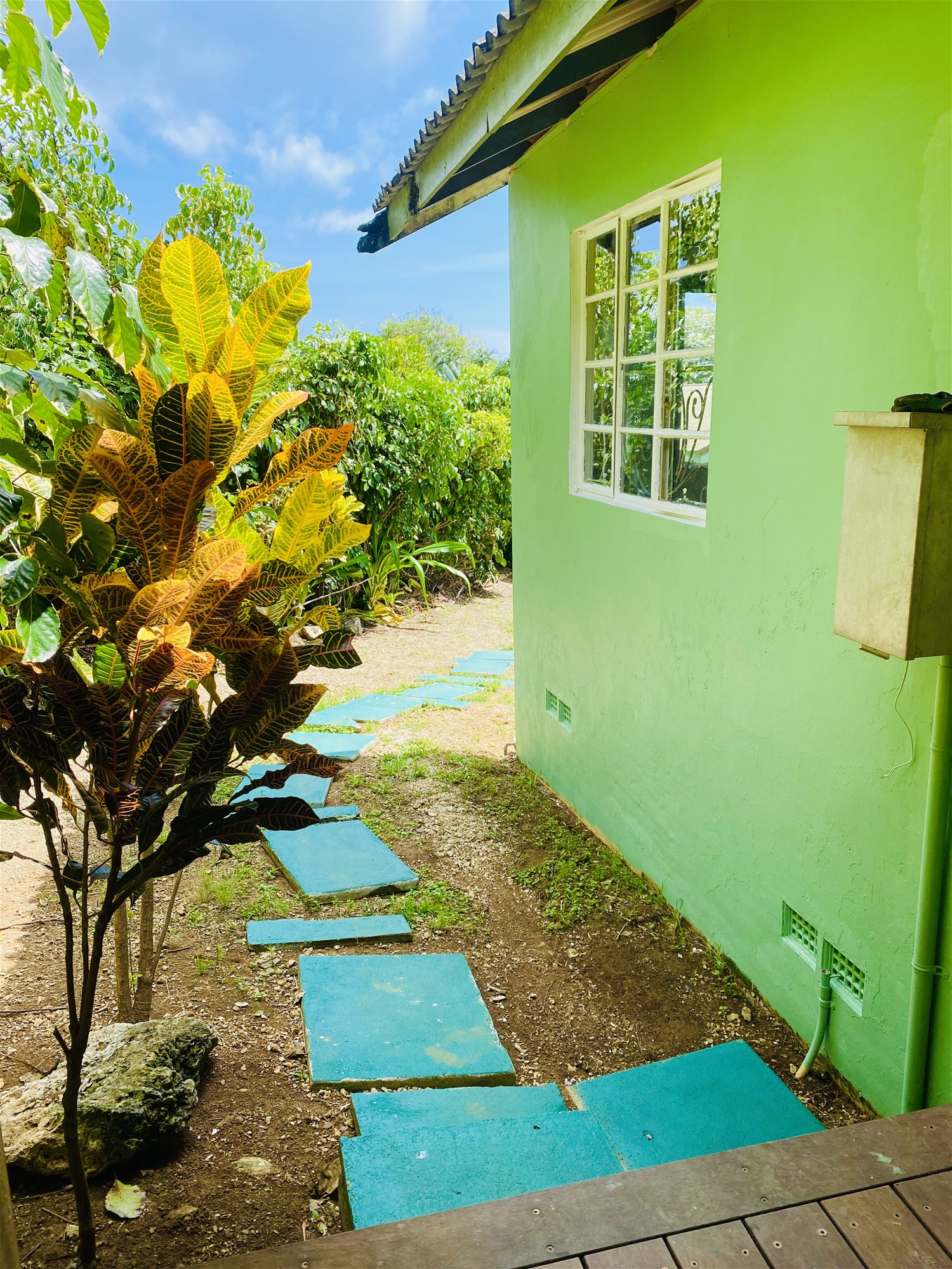 “Island Paradise Living: Charming Studio 4