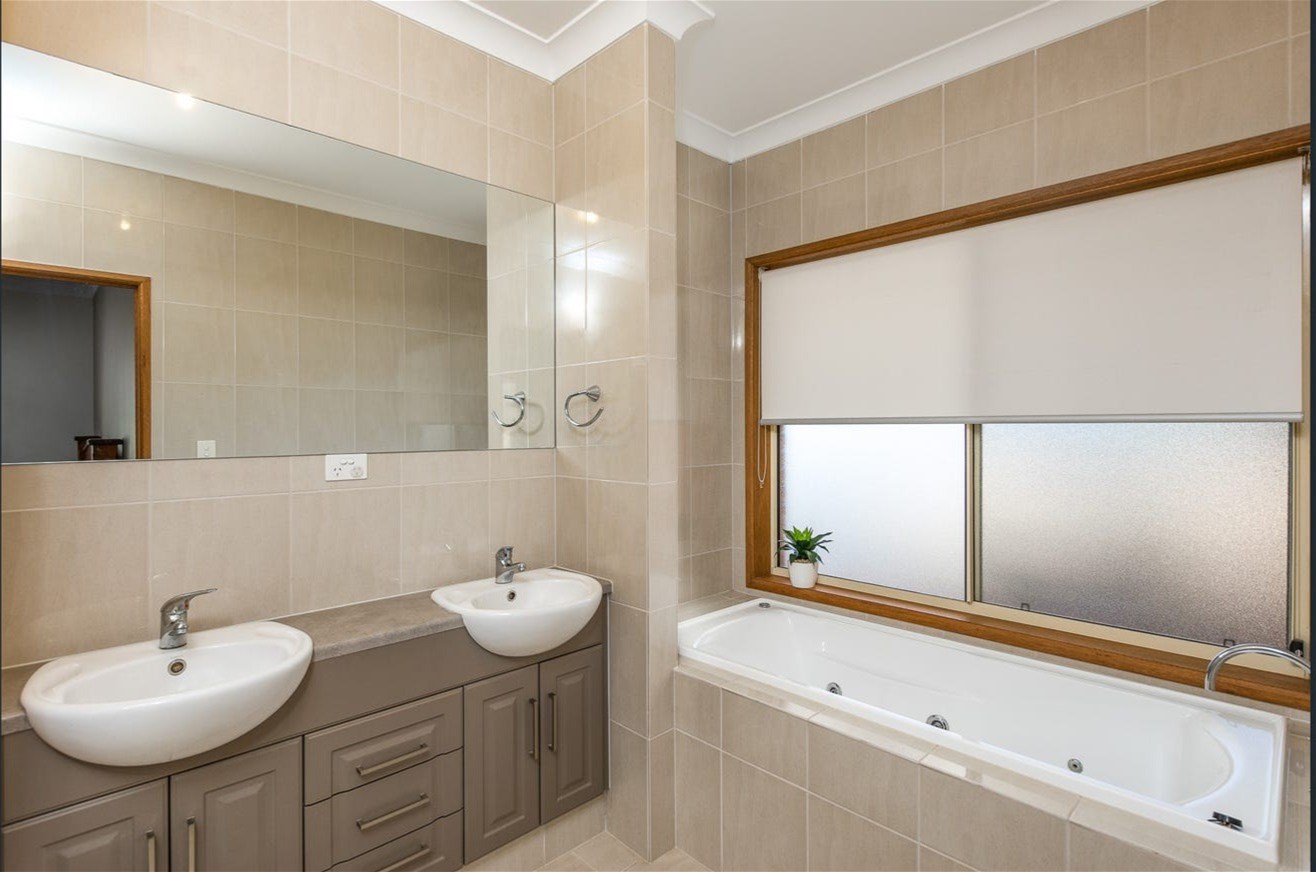 Ideal Spacious Family Home In 10