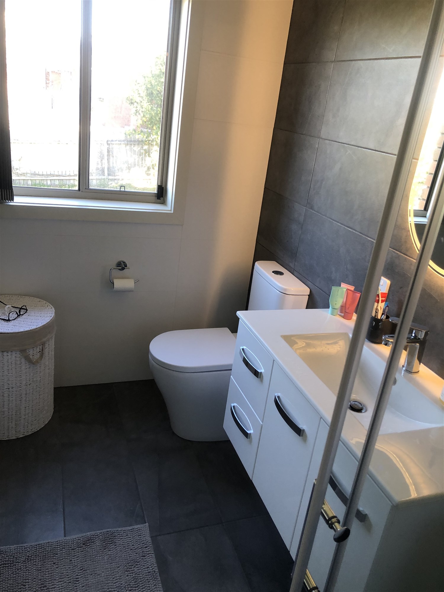 “Stunning Coastal Retreat: Immaculate House 24