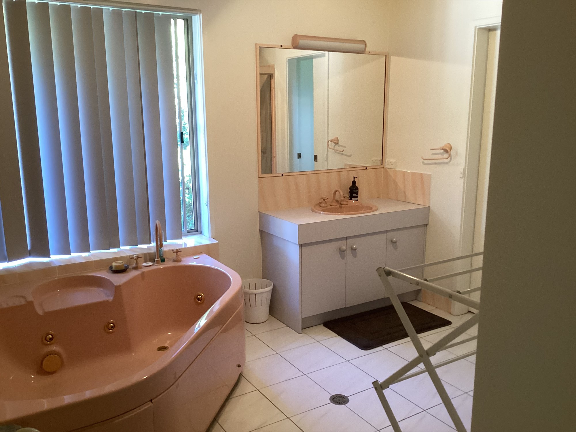 “Stunning Coastal Retreat: Immaculate House 28