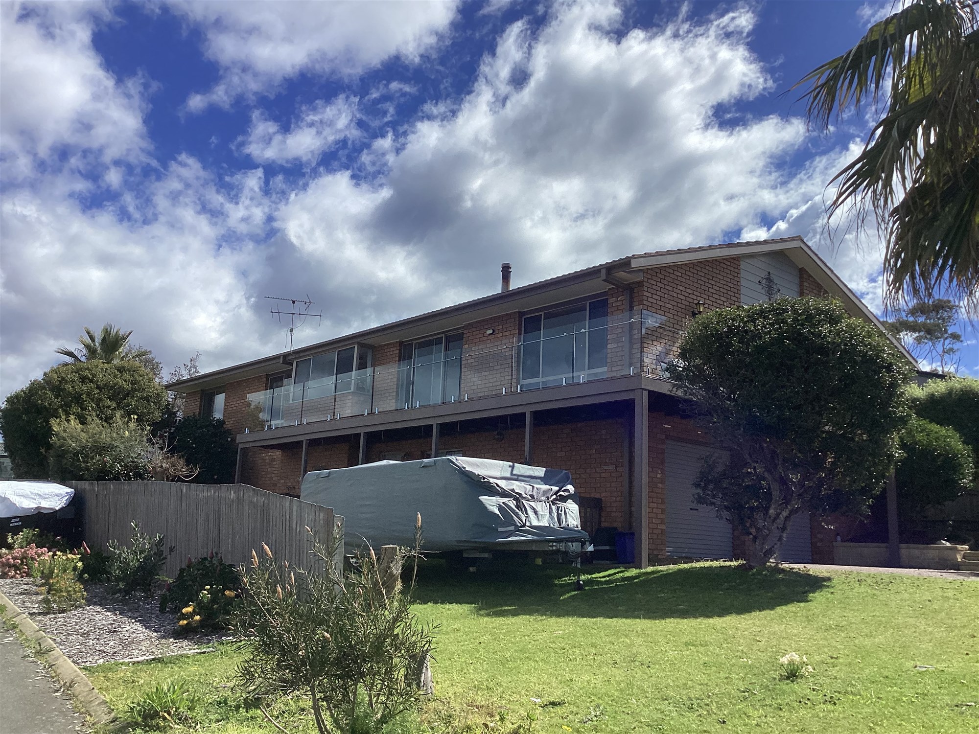 “Stunning Coastal Retreat: Immaculate House 8