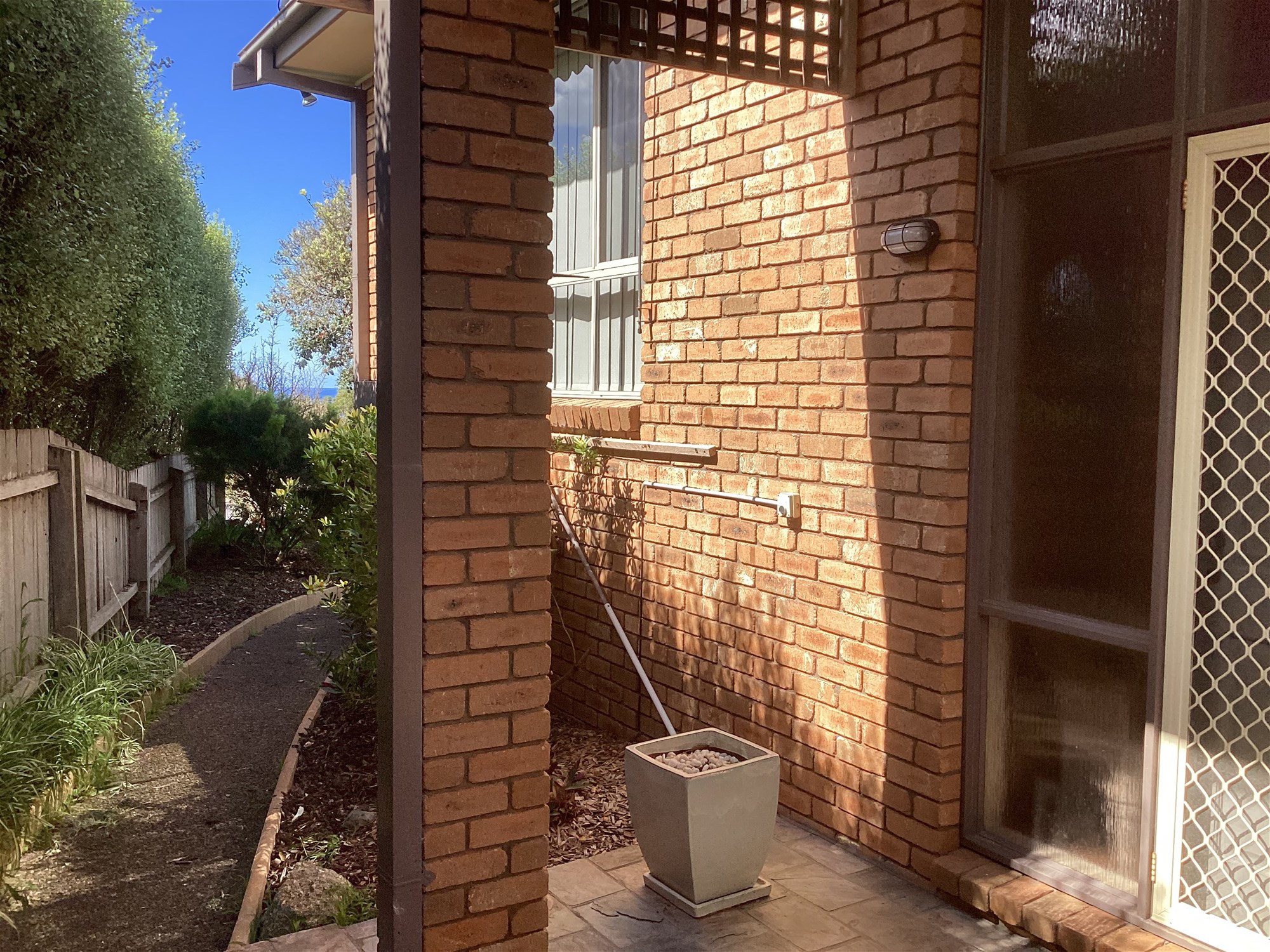 “Stunning Coastal Retreat: Immaculate House 44