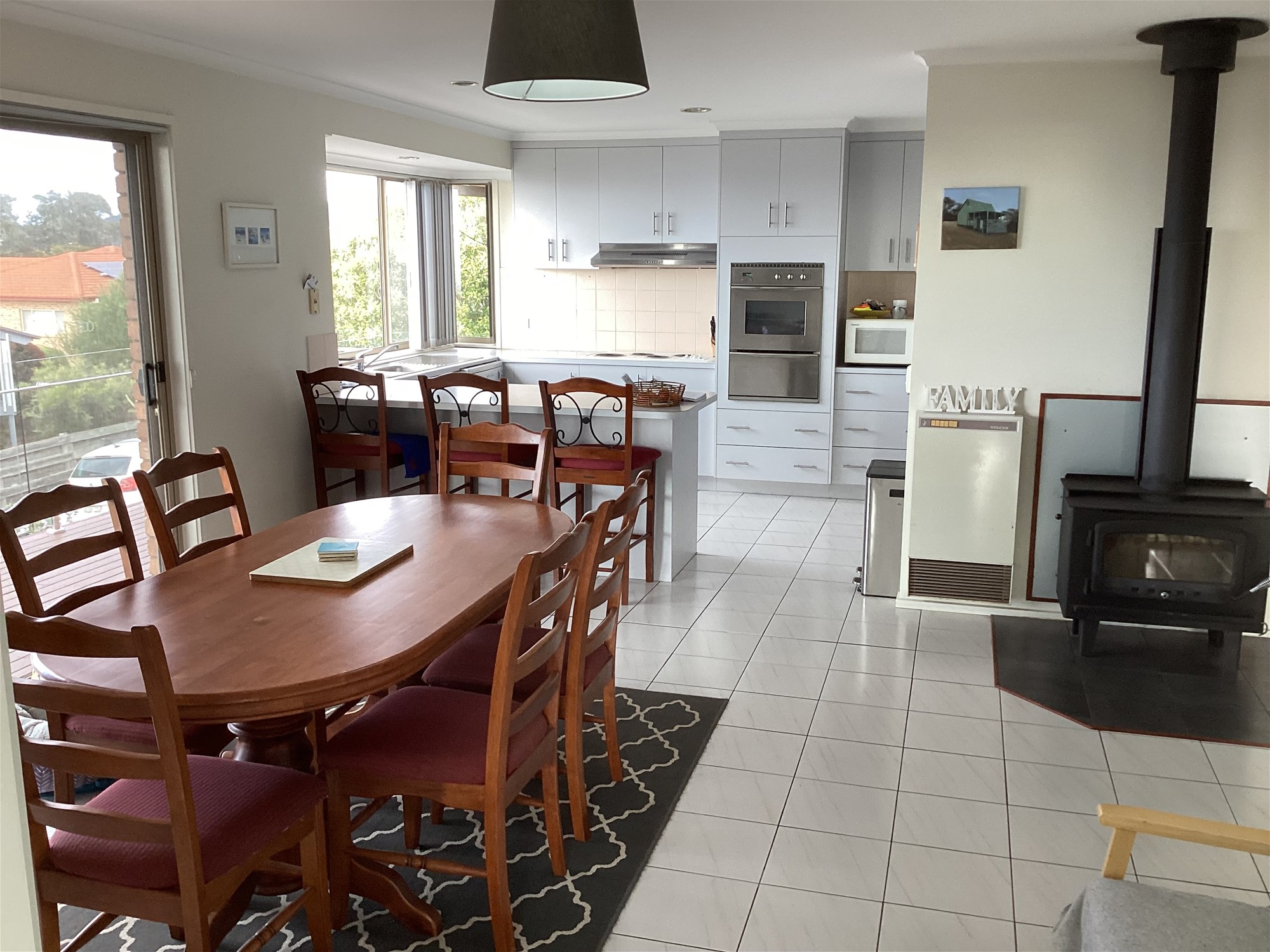 “Stunning Coastal Retreat: Immaculate House 10