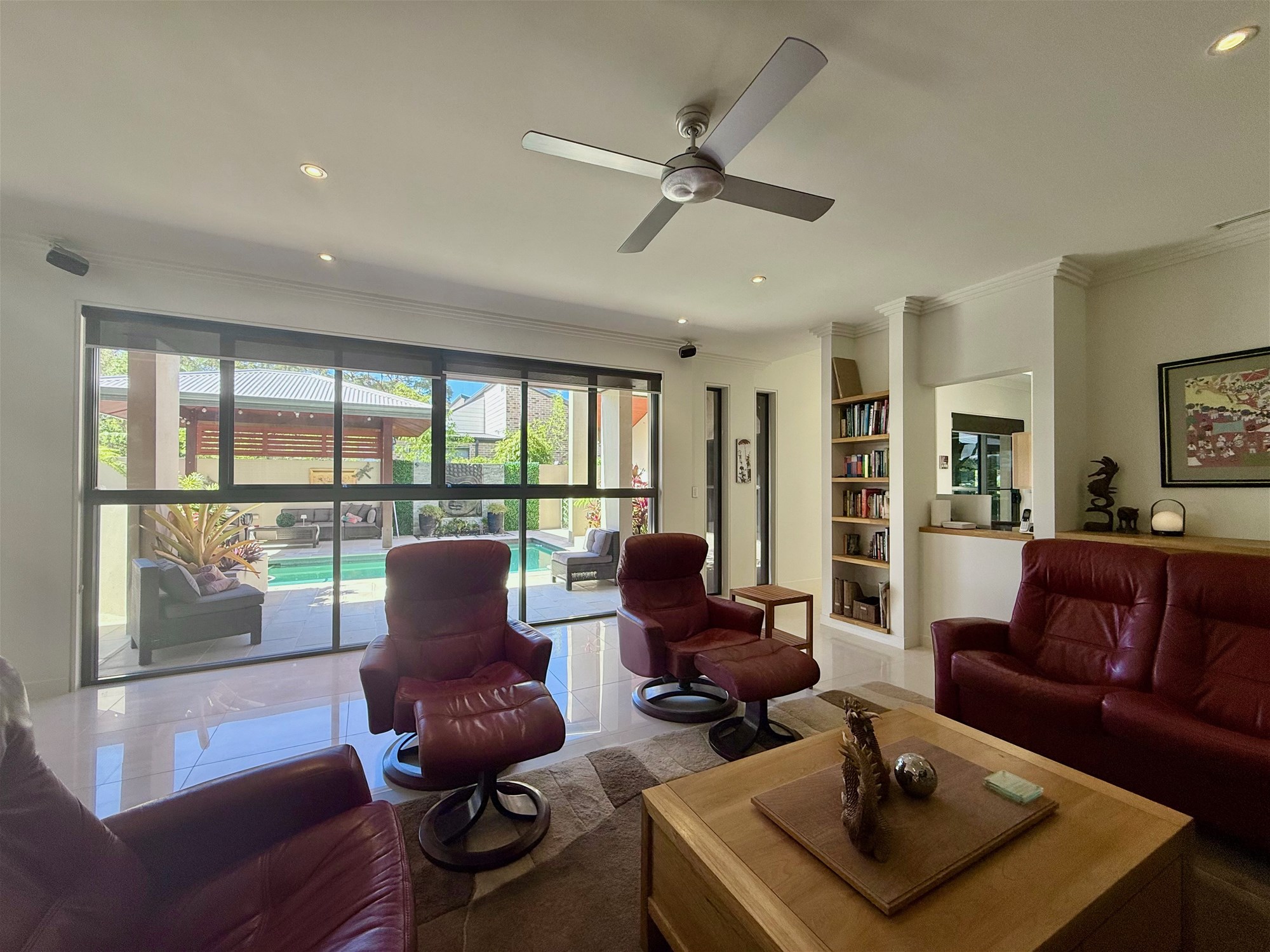 ACREAGE LIFESTYLE CLOSE TO THE 7