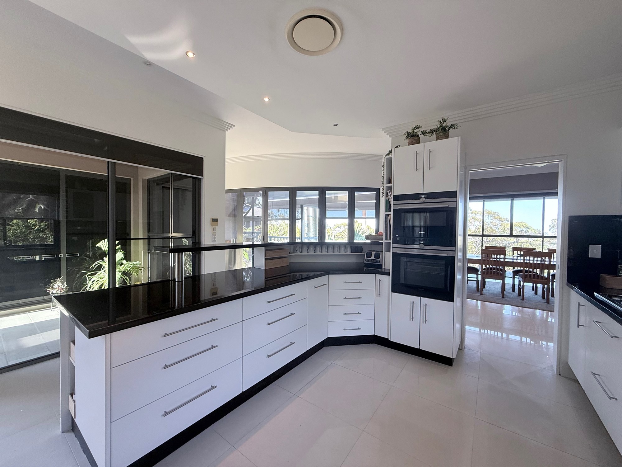 ACREAGE LIFESTYLE CLOSE TO THE 8