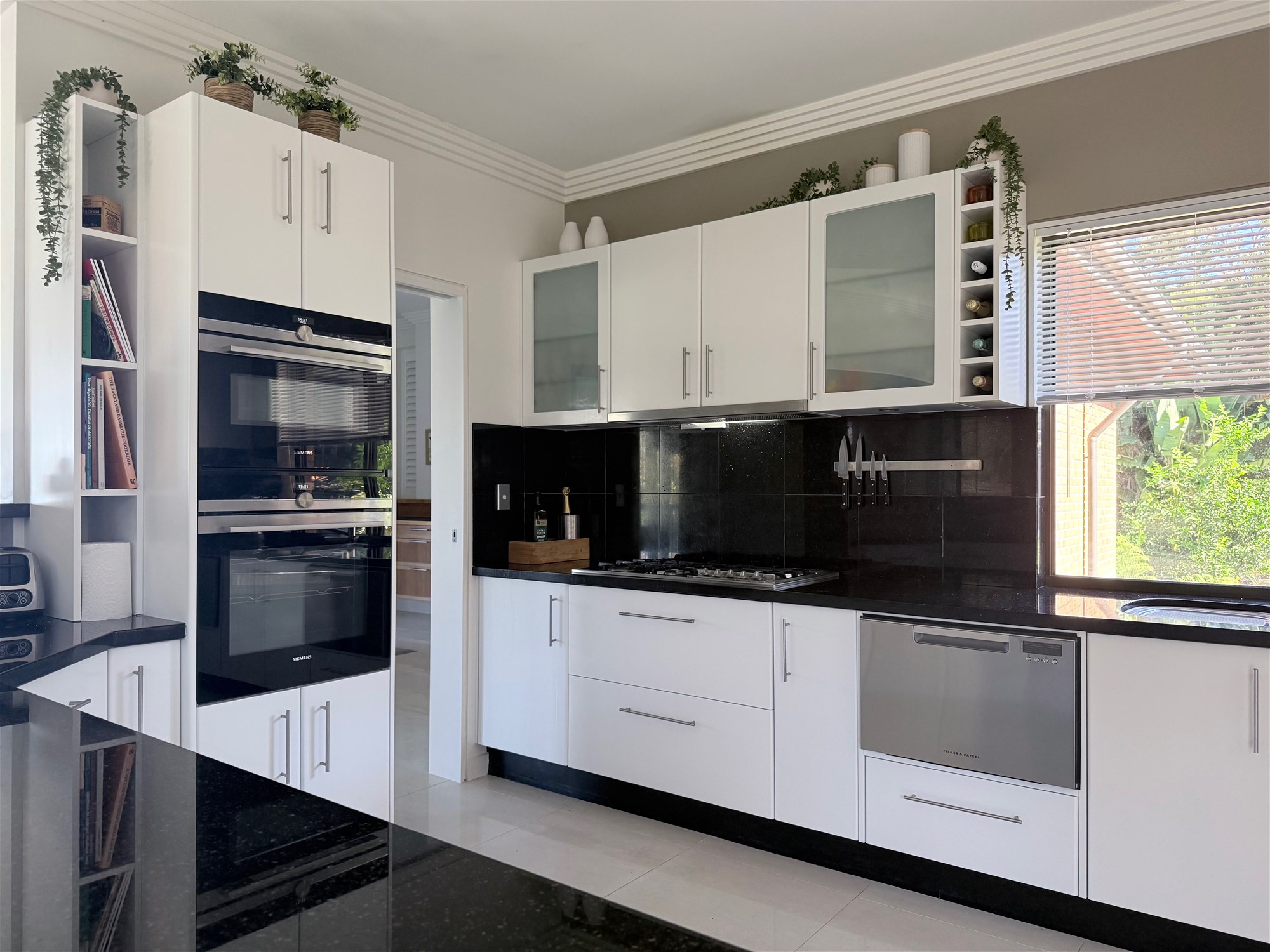 ACREAGE LIFESTYLE CLOSE TO THE 9