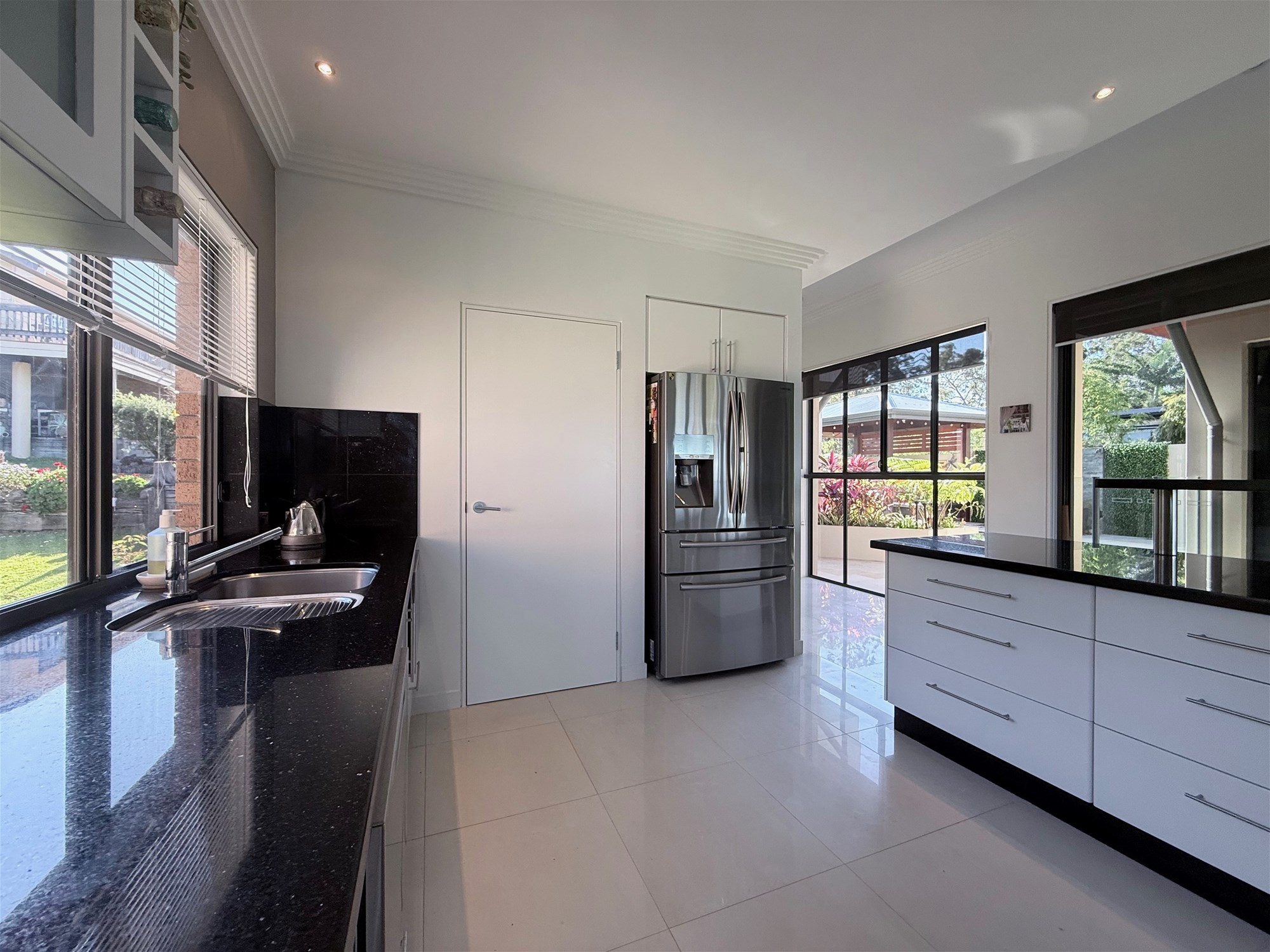 ACREAGE LIFESTYLE CLOSE TO THE 10