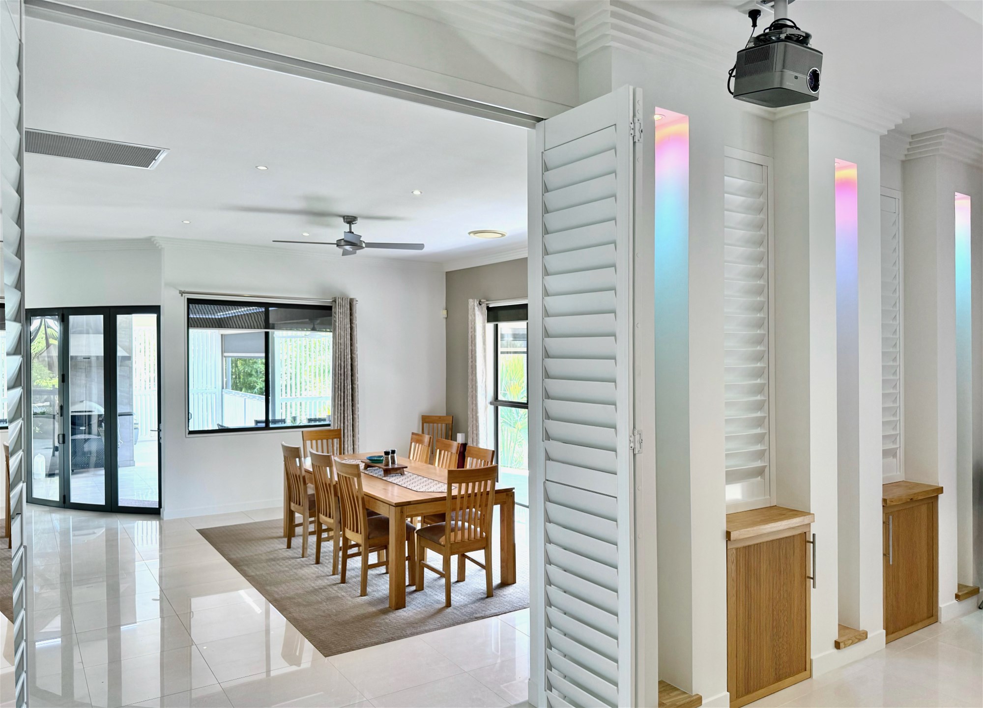 ACREAGE LIFESTYLE CLOSE TO THE 17