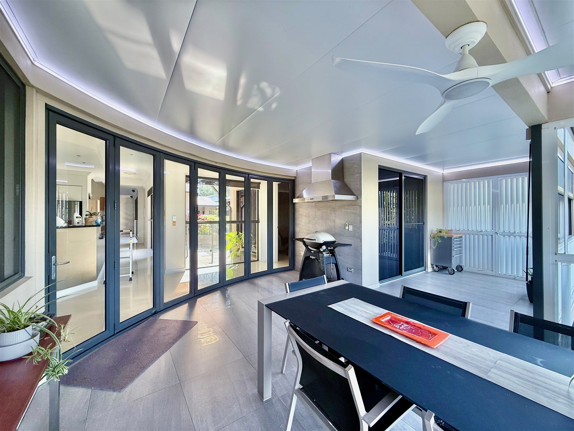 ACREAGE LIFESTYLE CLOSE TO THE 12