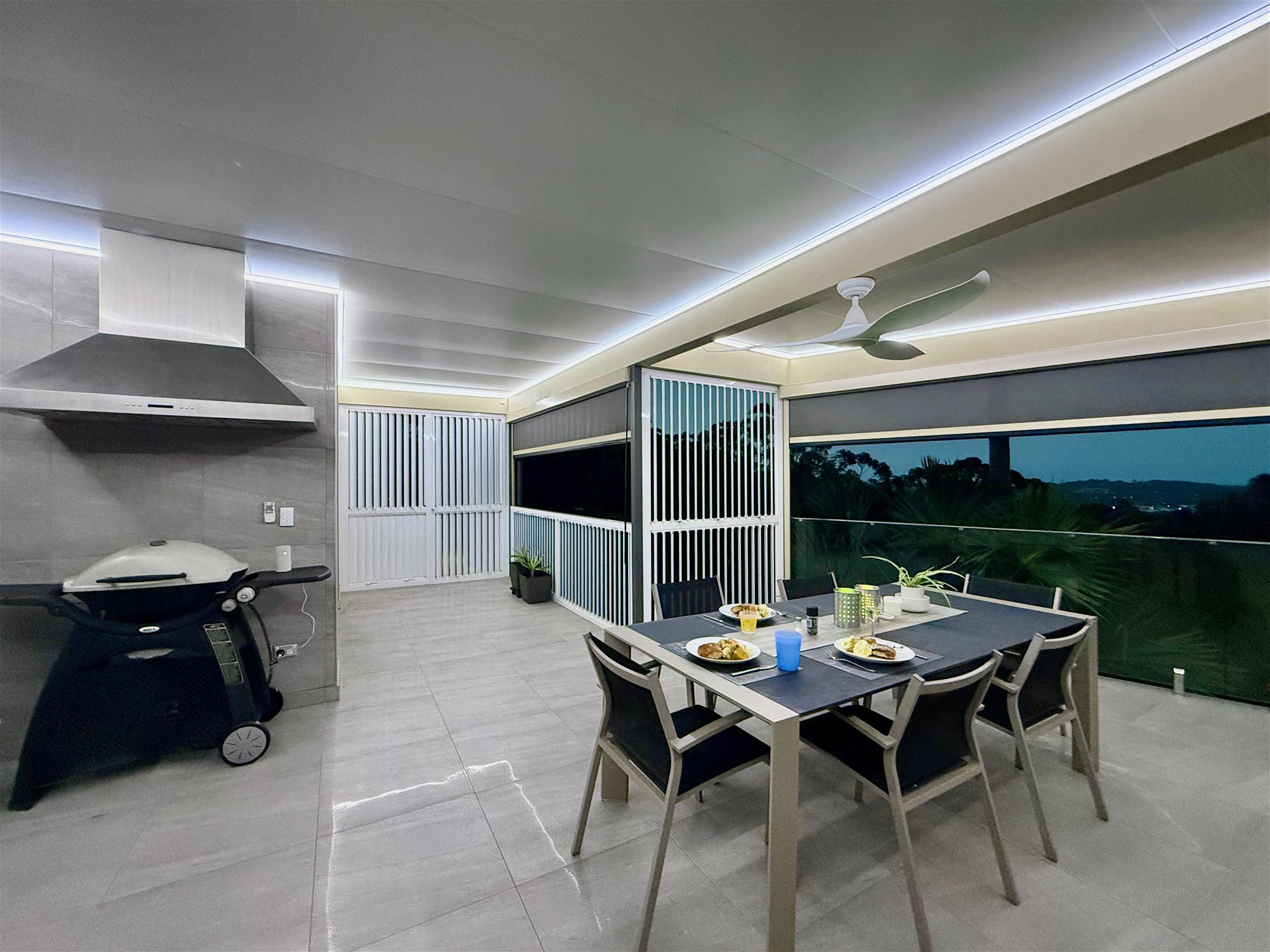 ACREAGE LIFESTYLE CLOSE TO THE 11