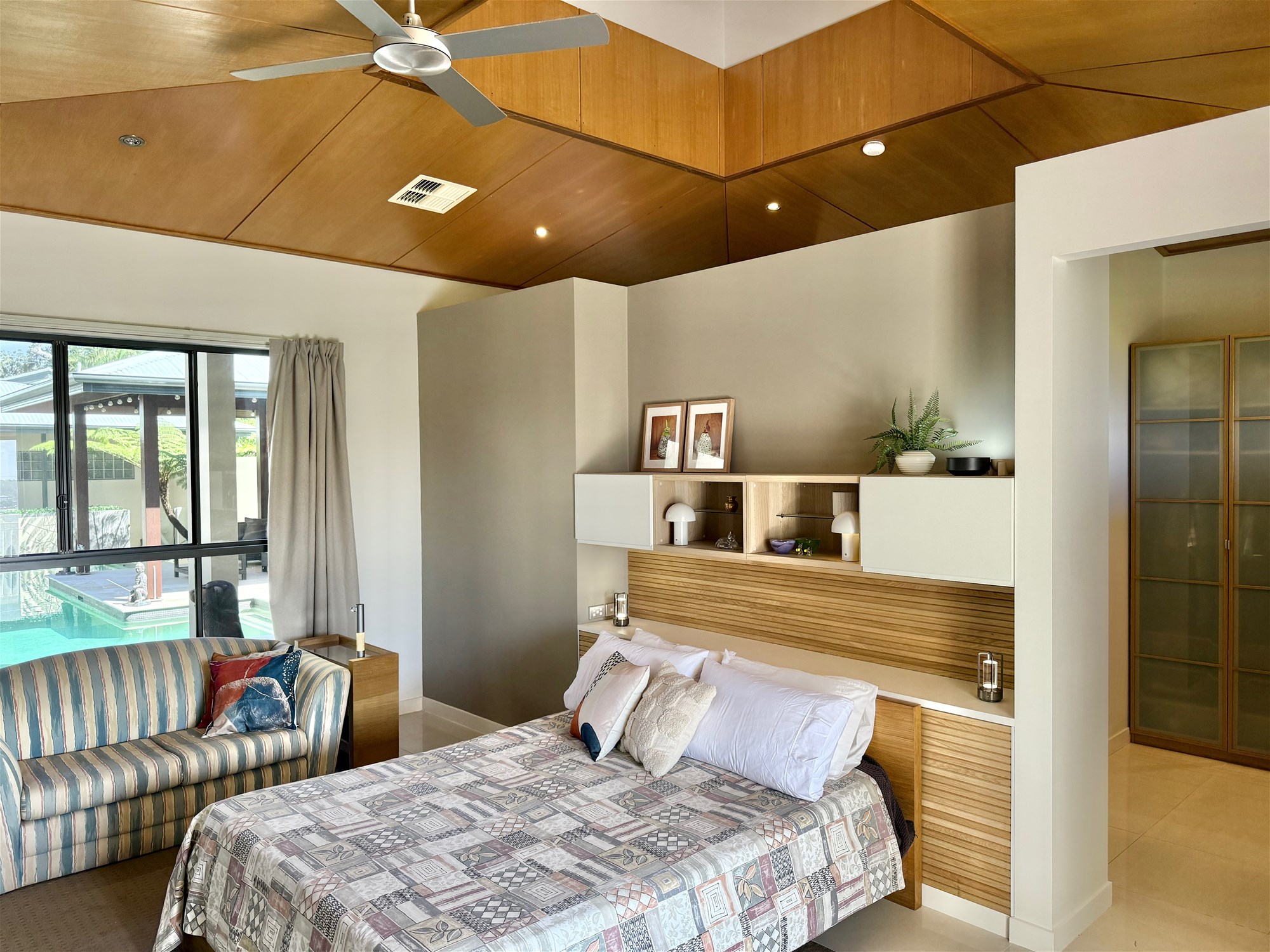 ACREAGE LIFESTYLE CLOSE TO THE 18