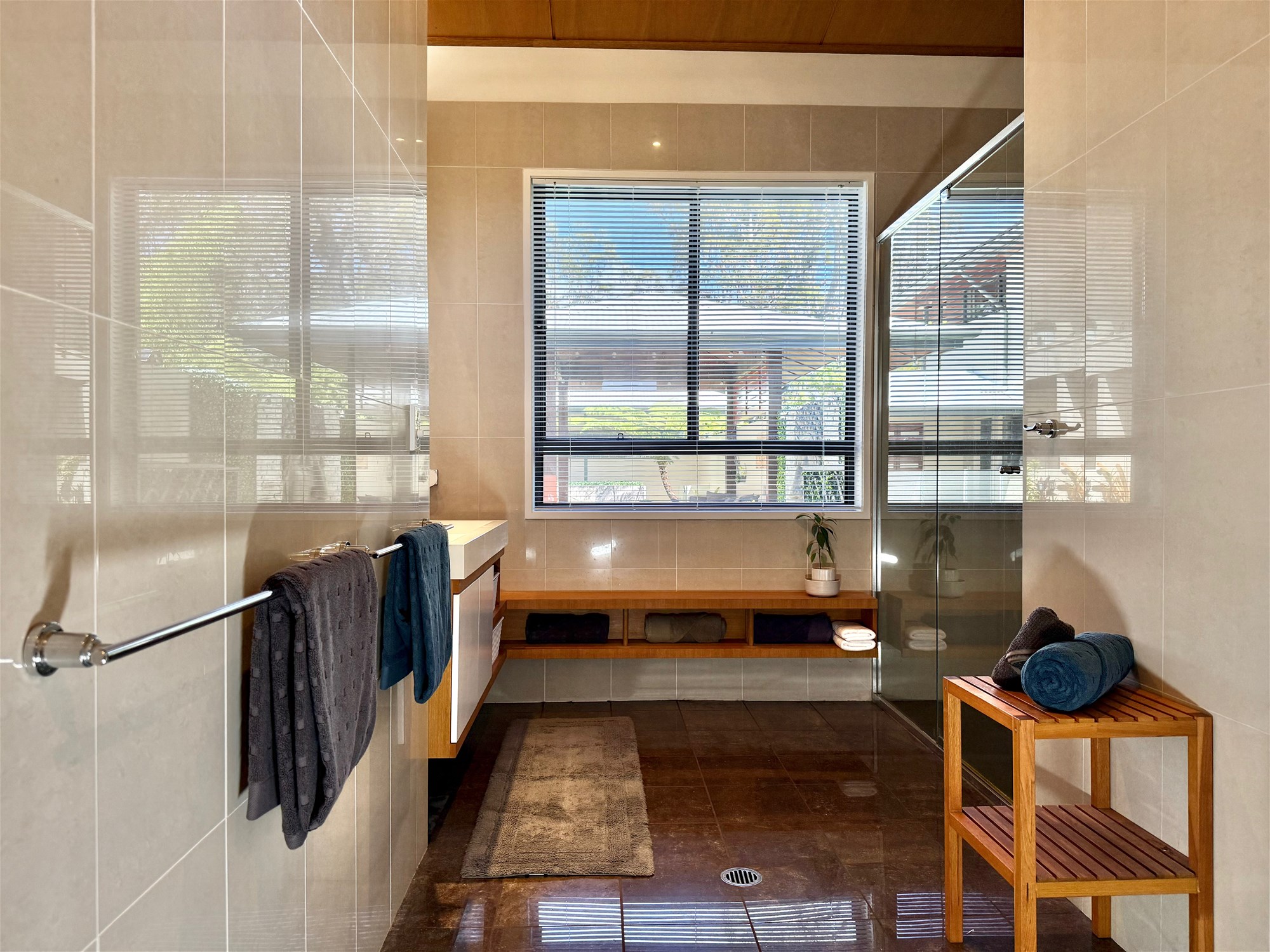 ACREAGE LIFESTYLE CLOSE TO THE 19