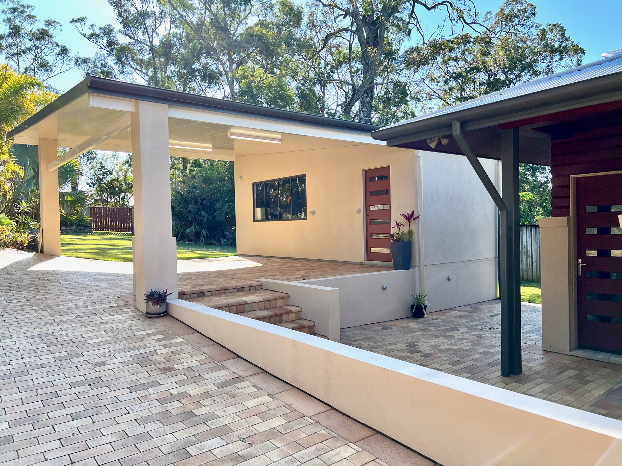 ACREAGE LIFESTYLE CLOSE TO THE 22