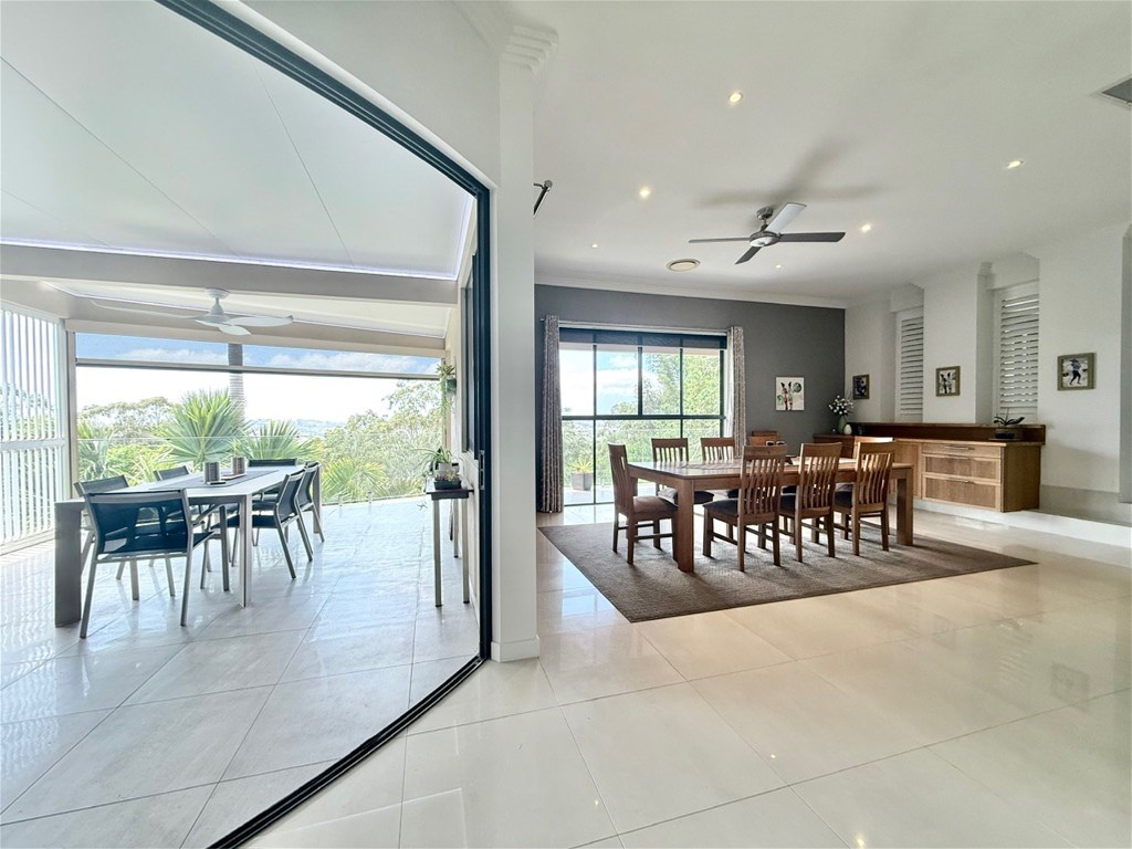 ACREAGE LIFESTYLE CLOSE TO THE 13