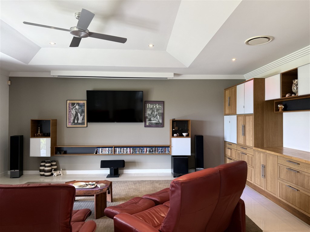 ACREAGE LIFESTYLE CLOSE TO THE 16