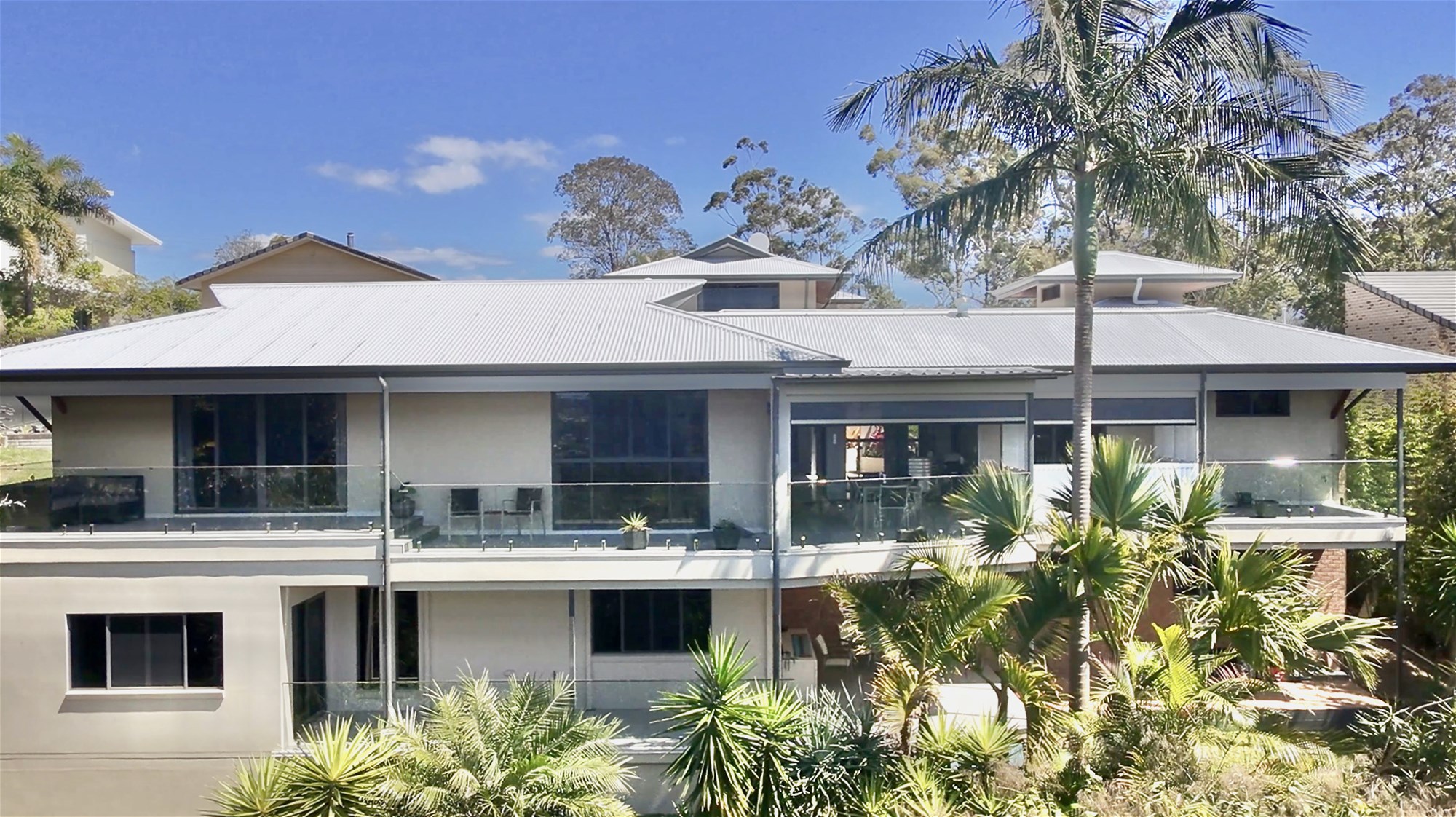 ACREAGE LIFESTYLE CLOSE TO THE 5