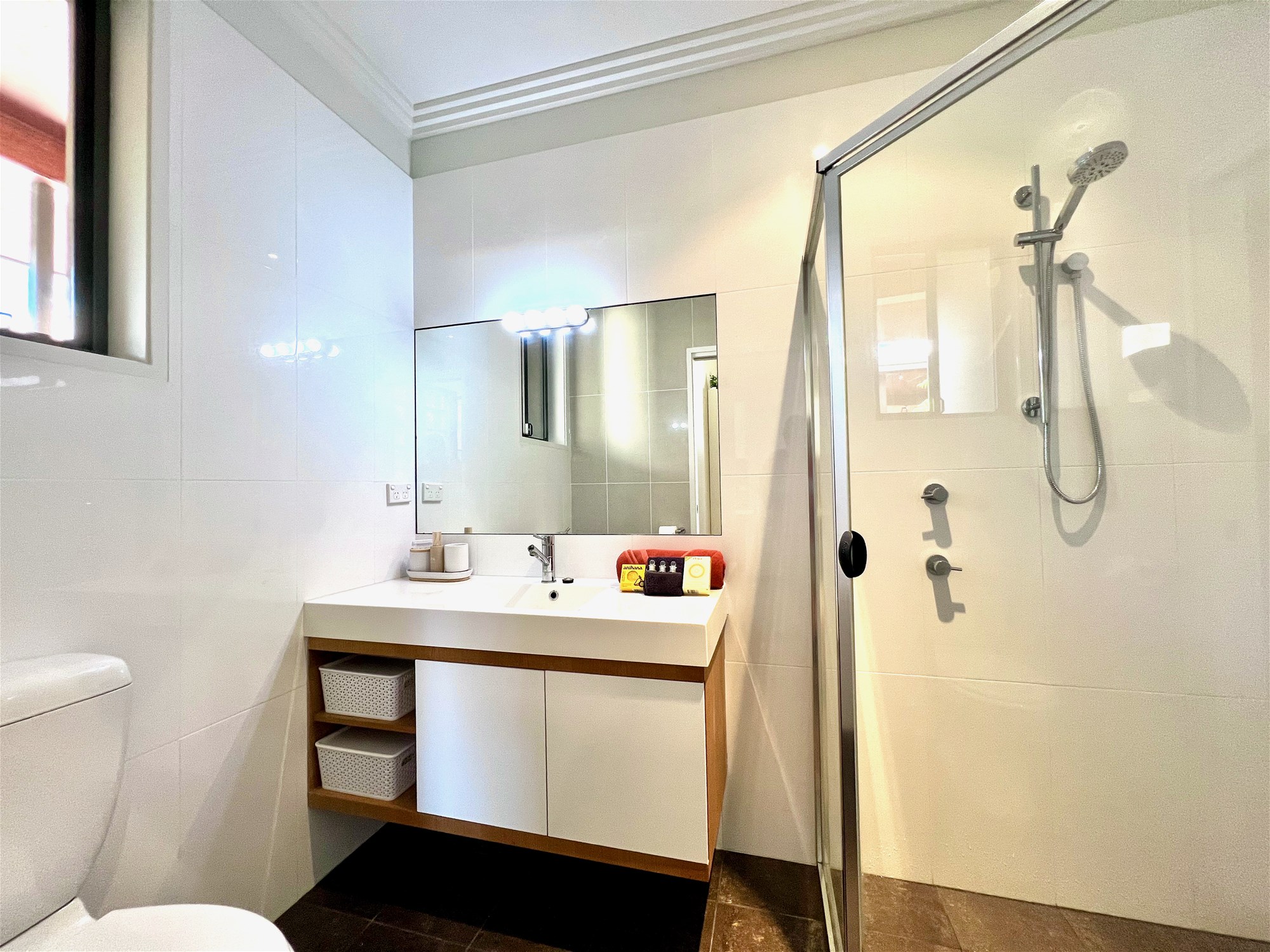 ACREAGE LIFESTYLE CLOSE TO THE 25