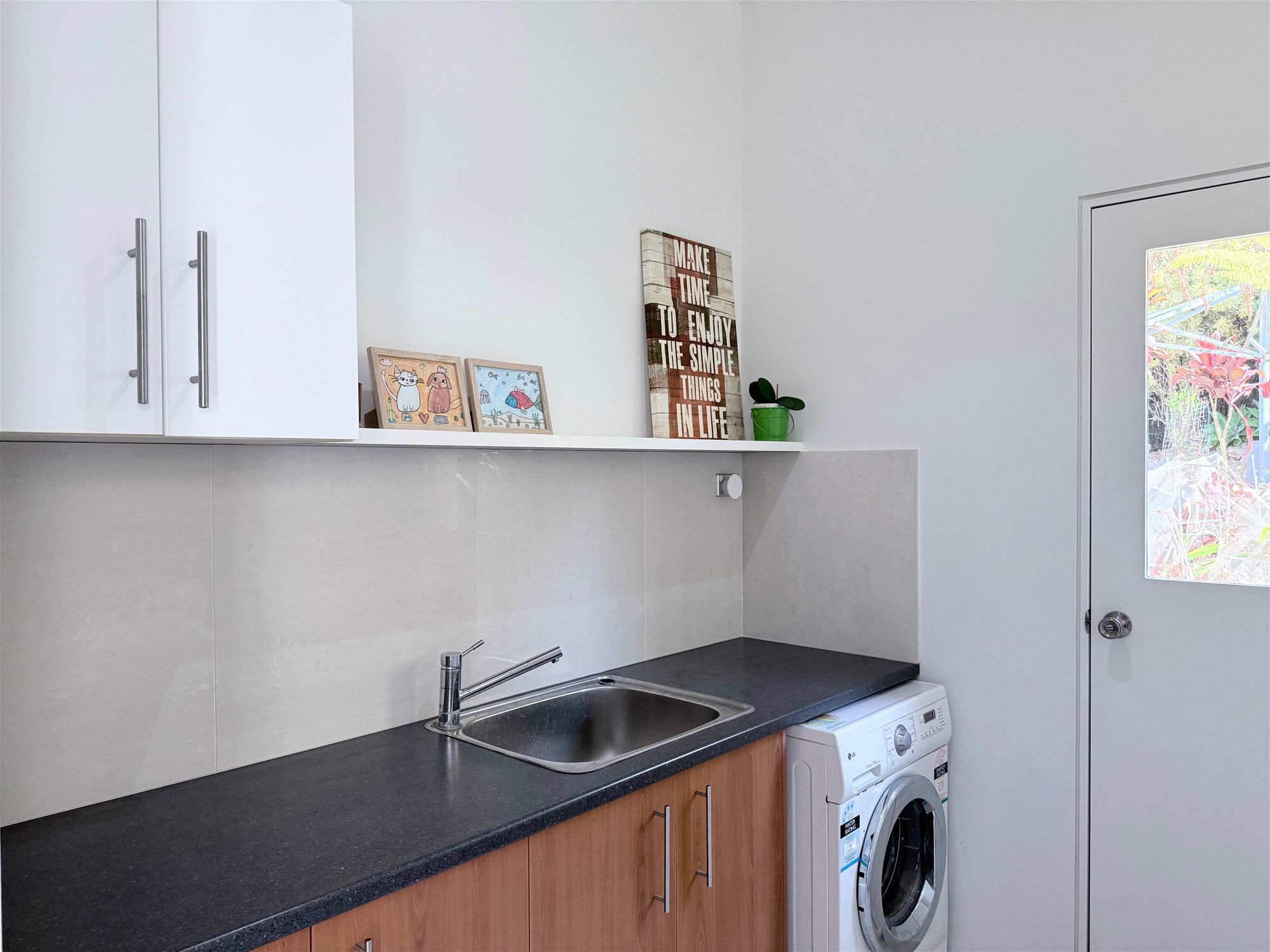 ACREAGE LIFESTYLE CLOSE TO THE 30