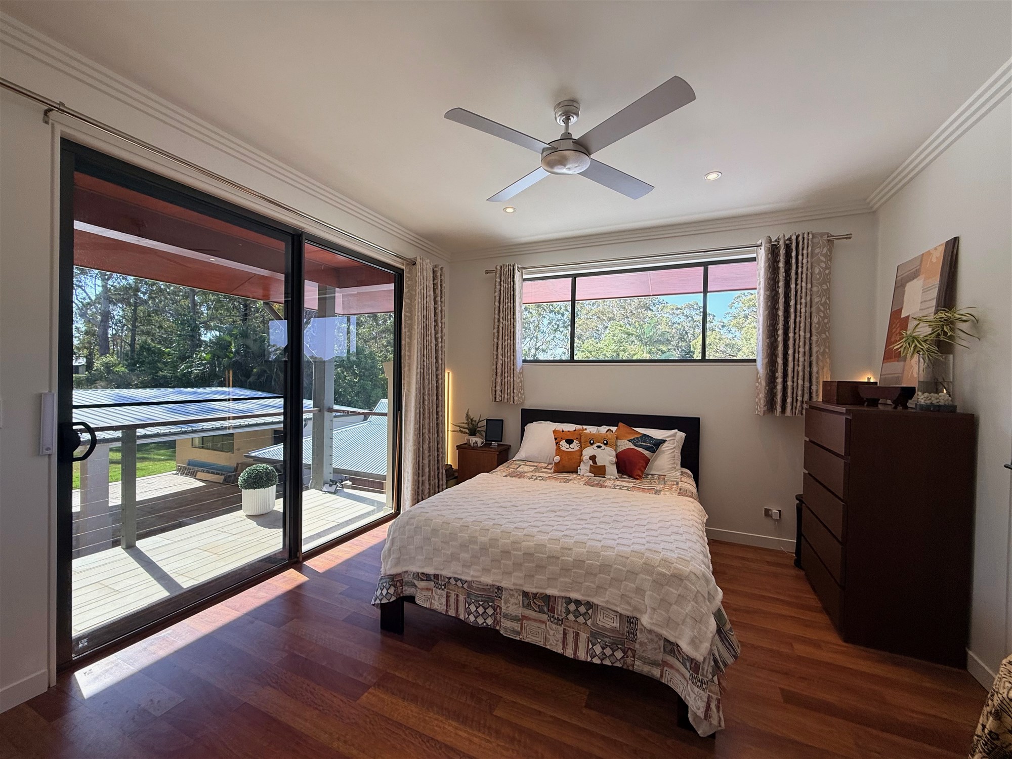 ACREAGE LIFESTYLE CLOSE TO THE 35