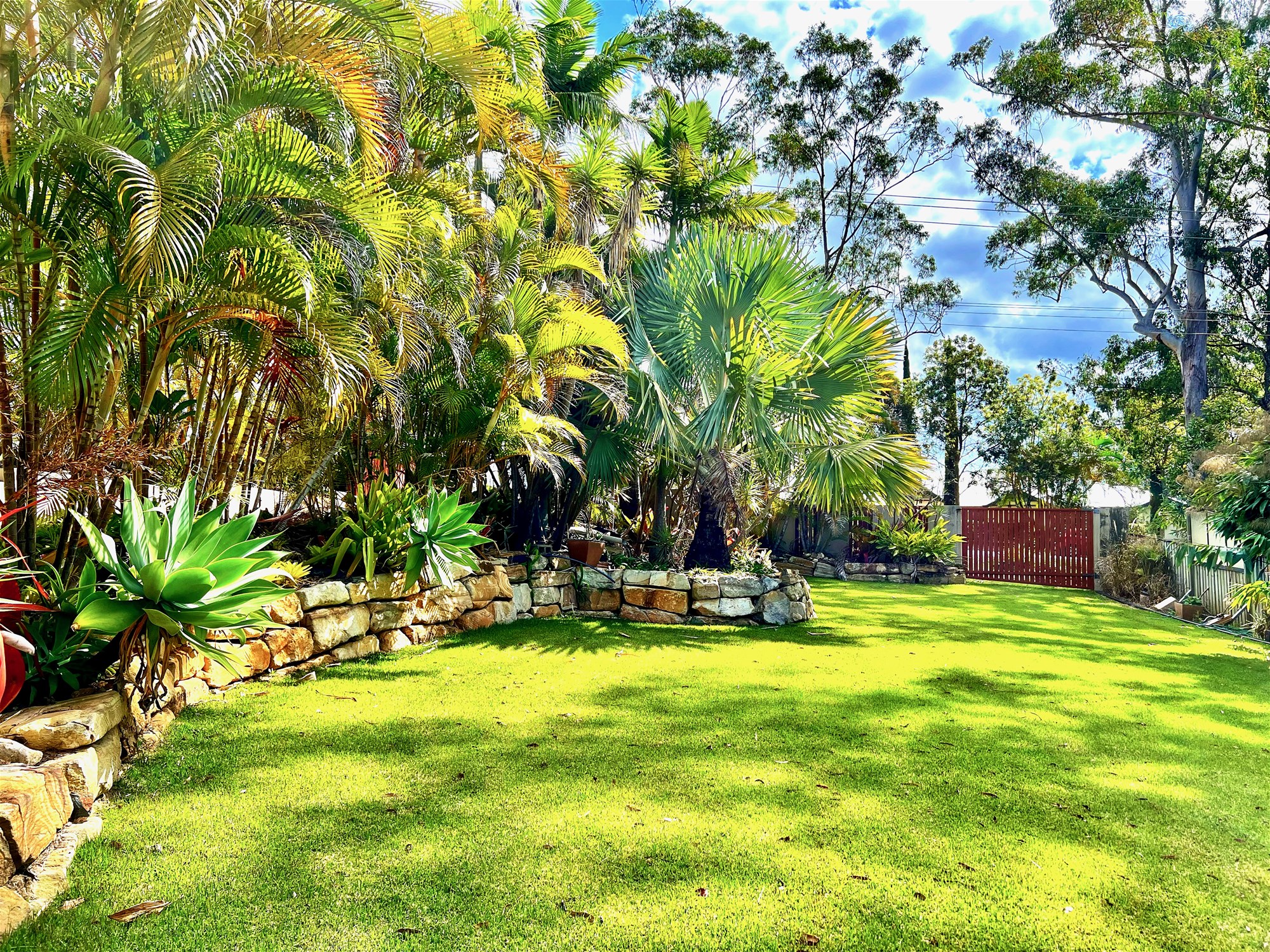 ACREAGE LIFESTYLE CLOSE TO THE 21