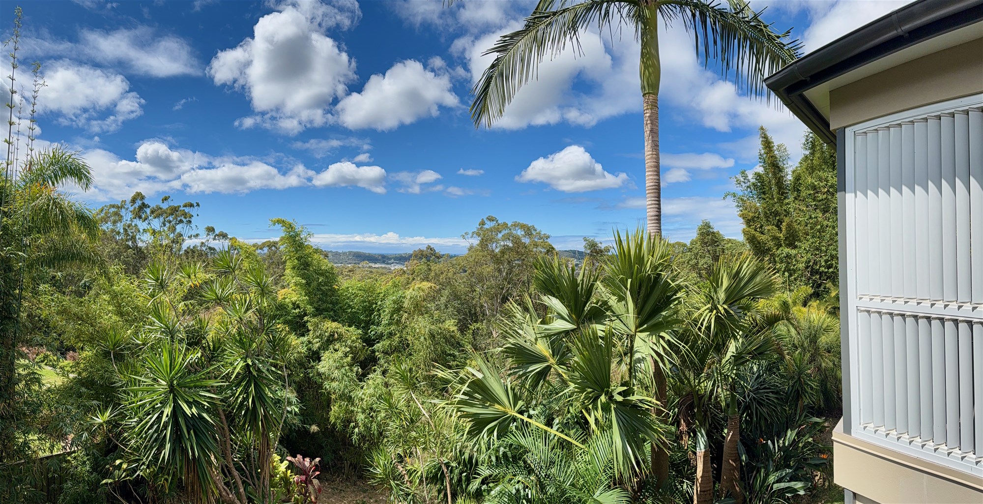 ACREAGE LIFESTYLE CLOSE TO THE 4