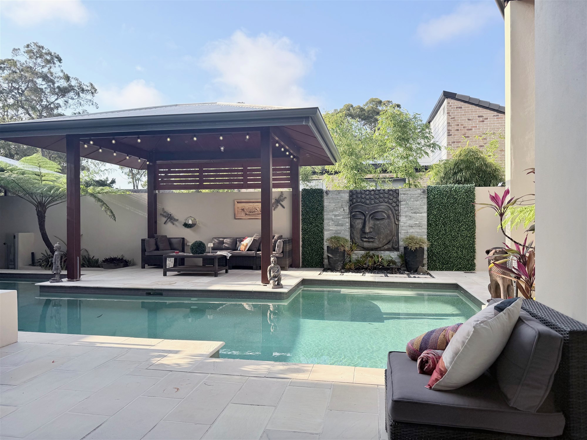 ACREAGE LIFESTYLE CLOSE TO THE 20