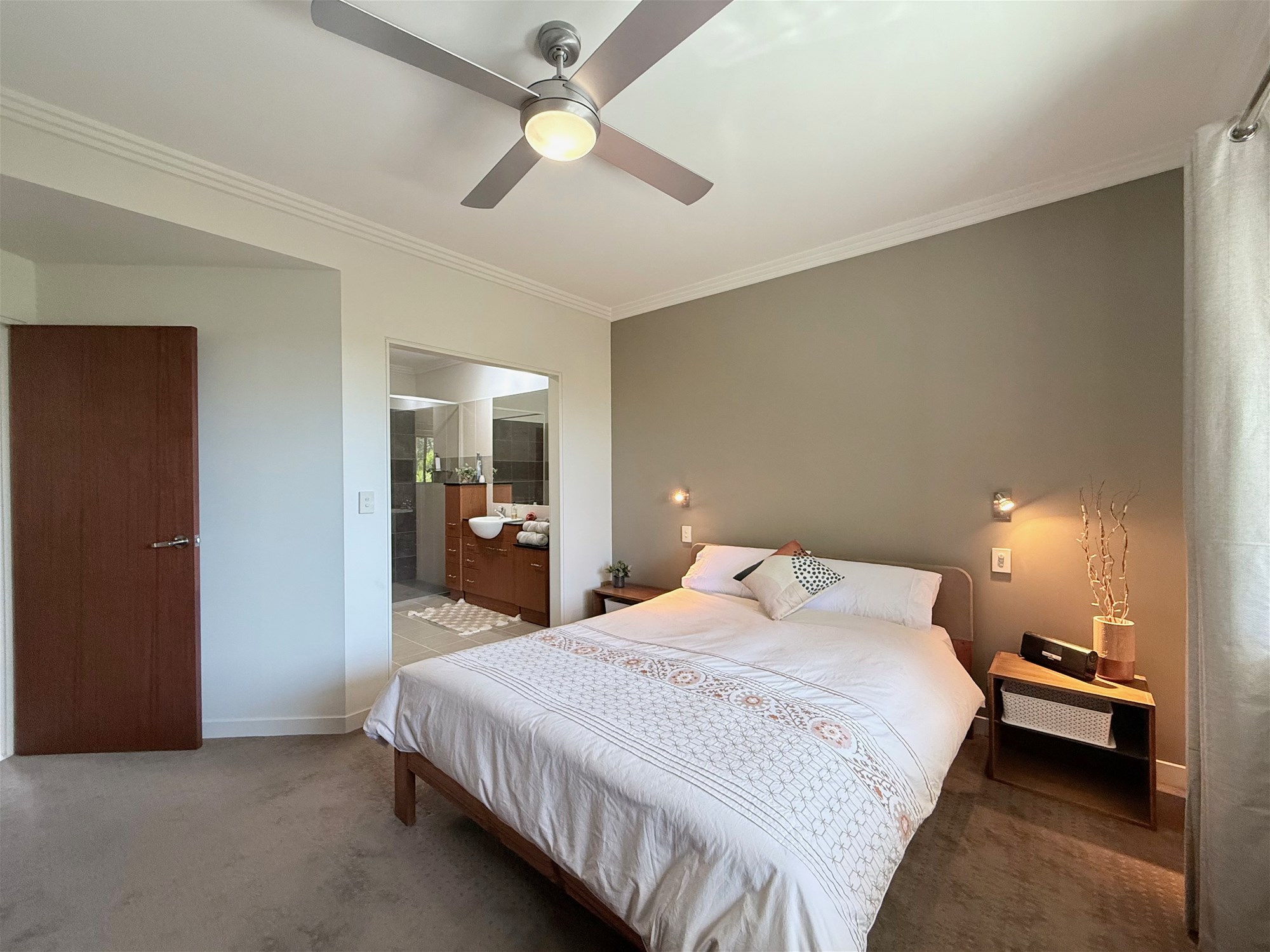 ACREAGE LIFESTYLE CLOSE TO THE 27