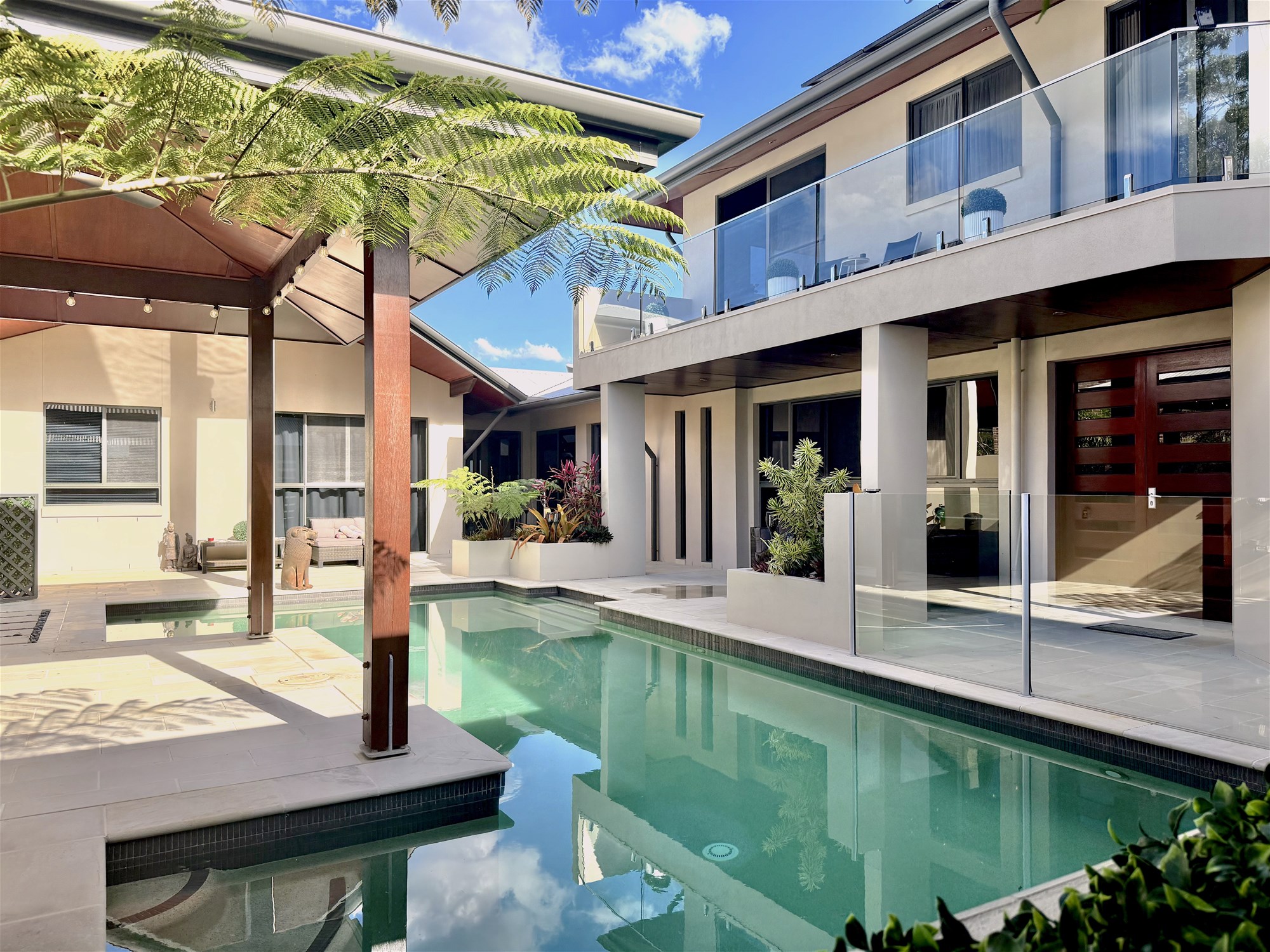 ACREAGE LIFESTYLE CLOSE TO THE 2