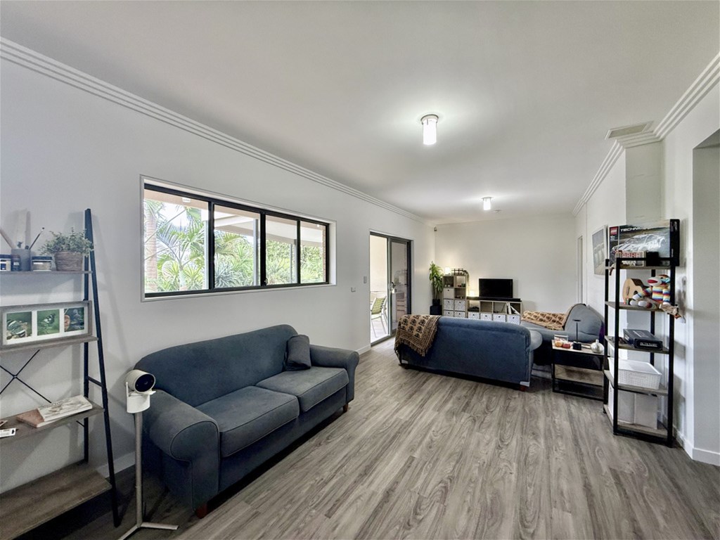 ACREAGE LIFESTYLE CLOSE TO THE 29