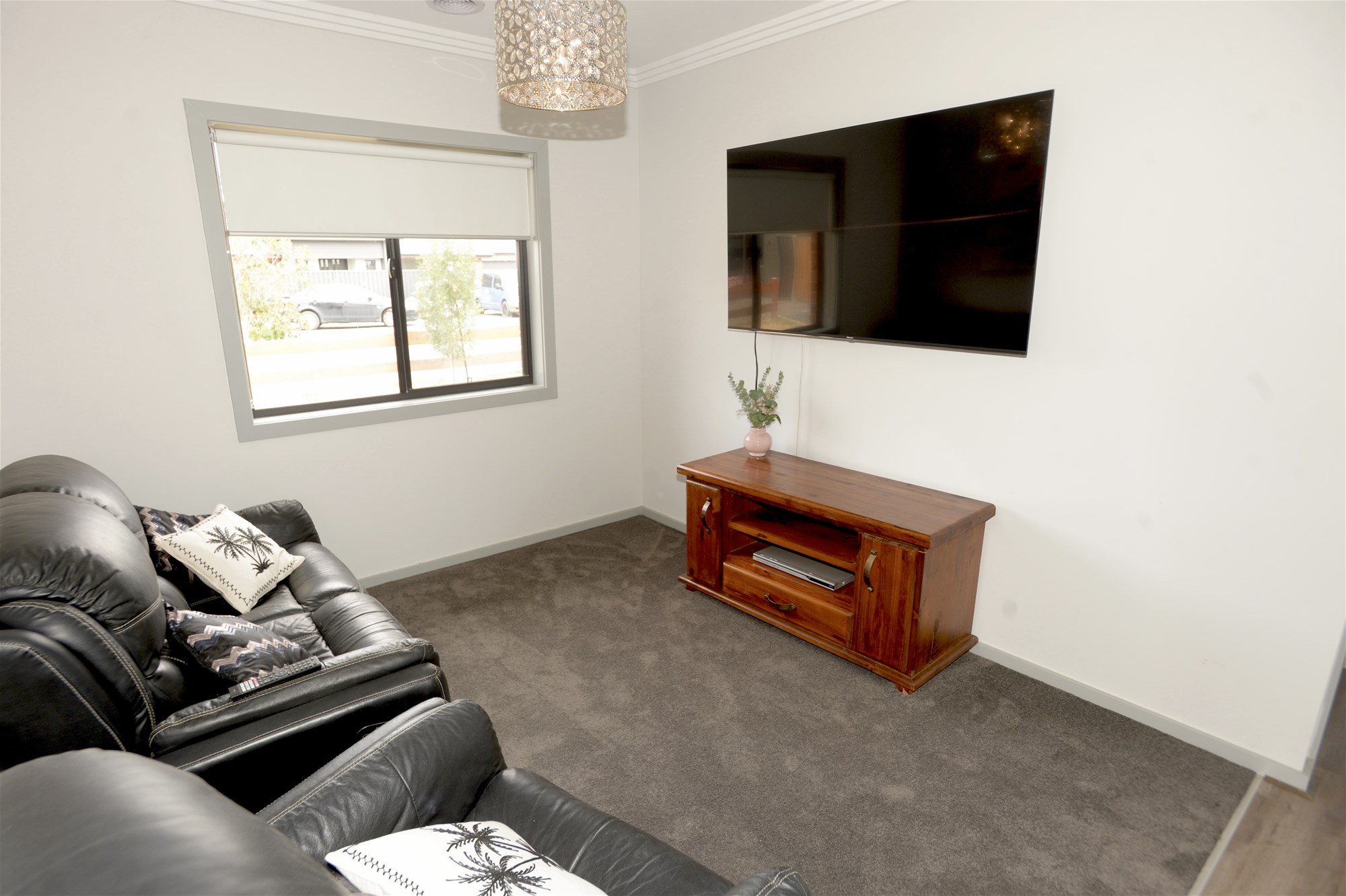 Elegant Semi Rural Family Living 7