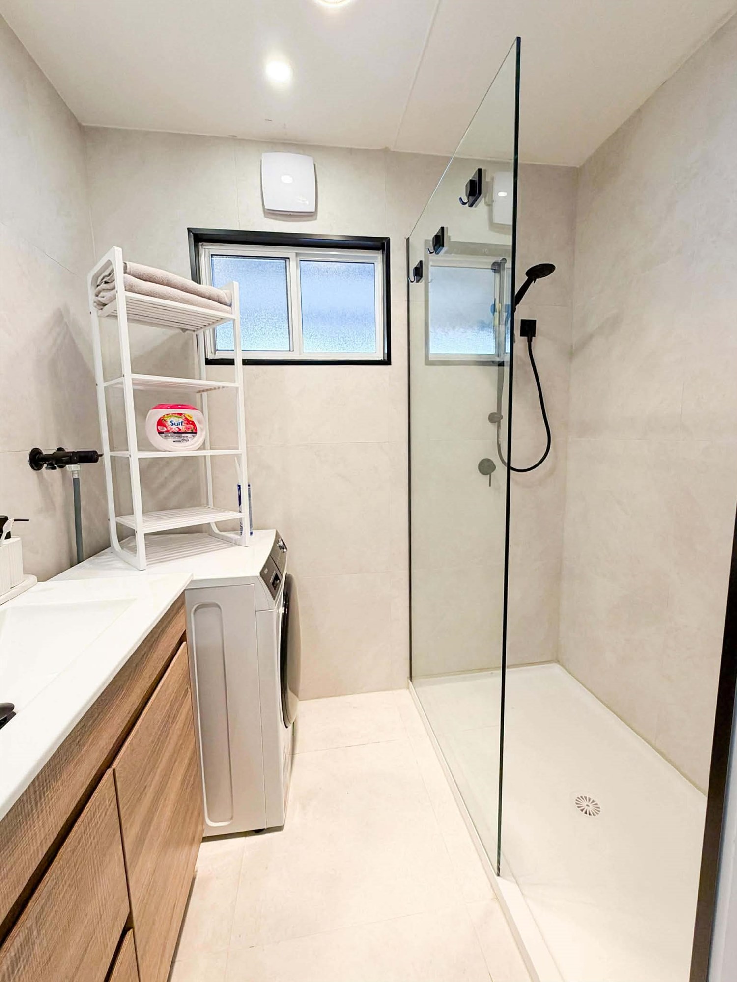Fully Furnished Lakeside Escape – 11