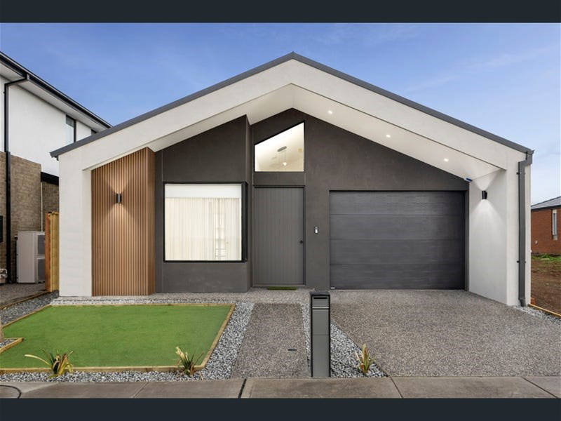 “Stunning Family Home in Prime Location: Luxury Living in Fraser Rise!”