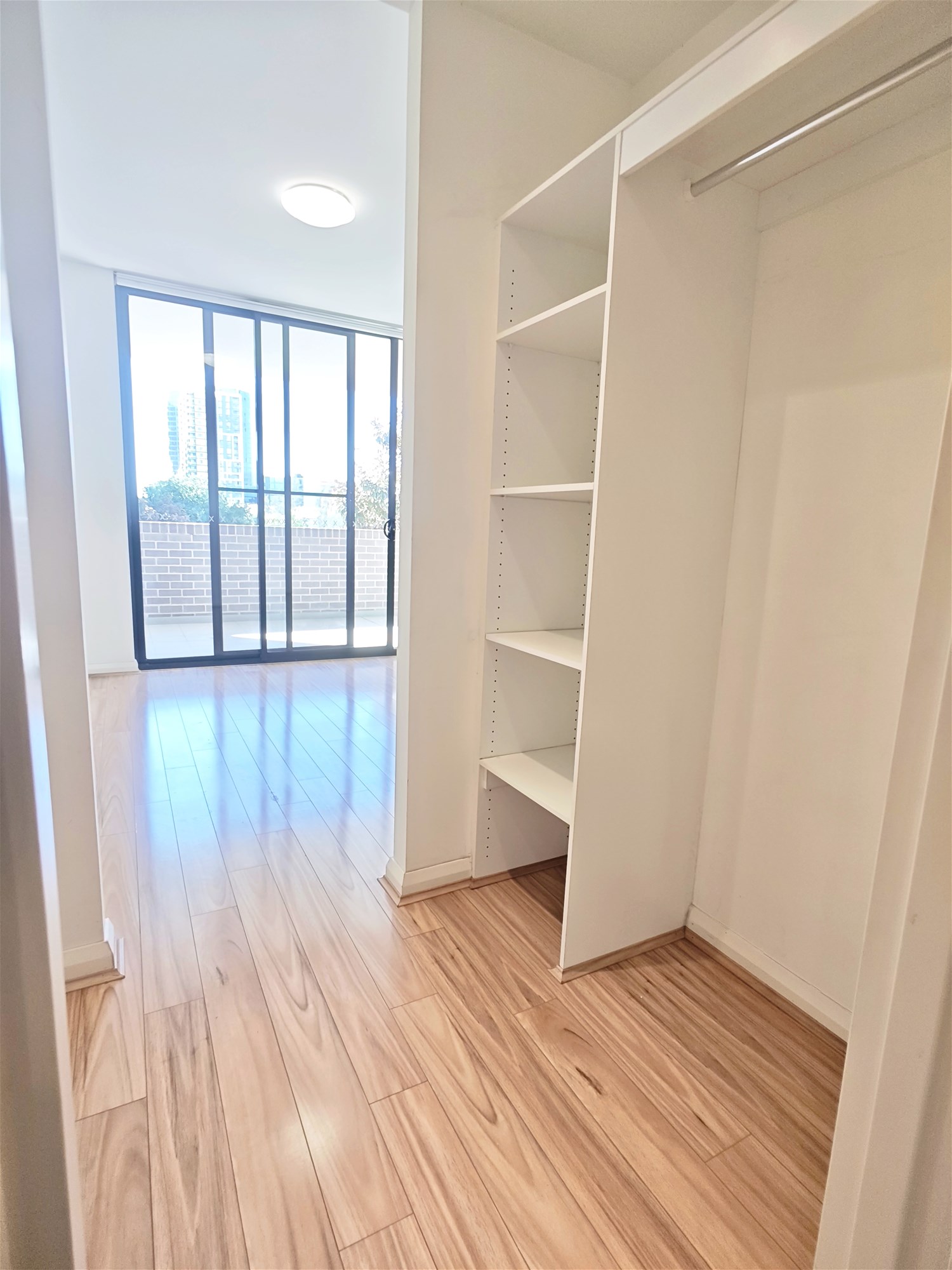 Sun-Drenched North-Facing Apartment in Prime 5