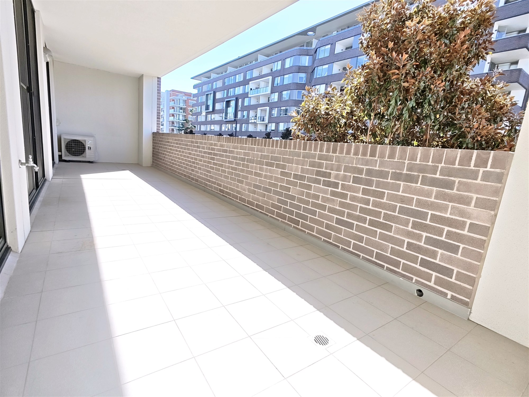 Sun-Drenched North-Facing Apartment in Prime 8