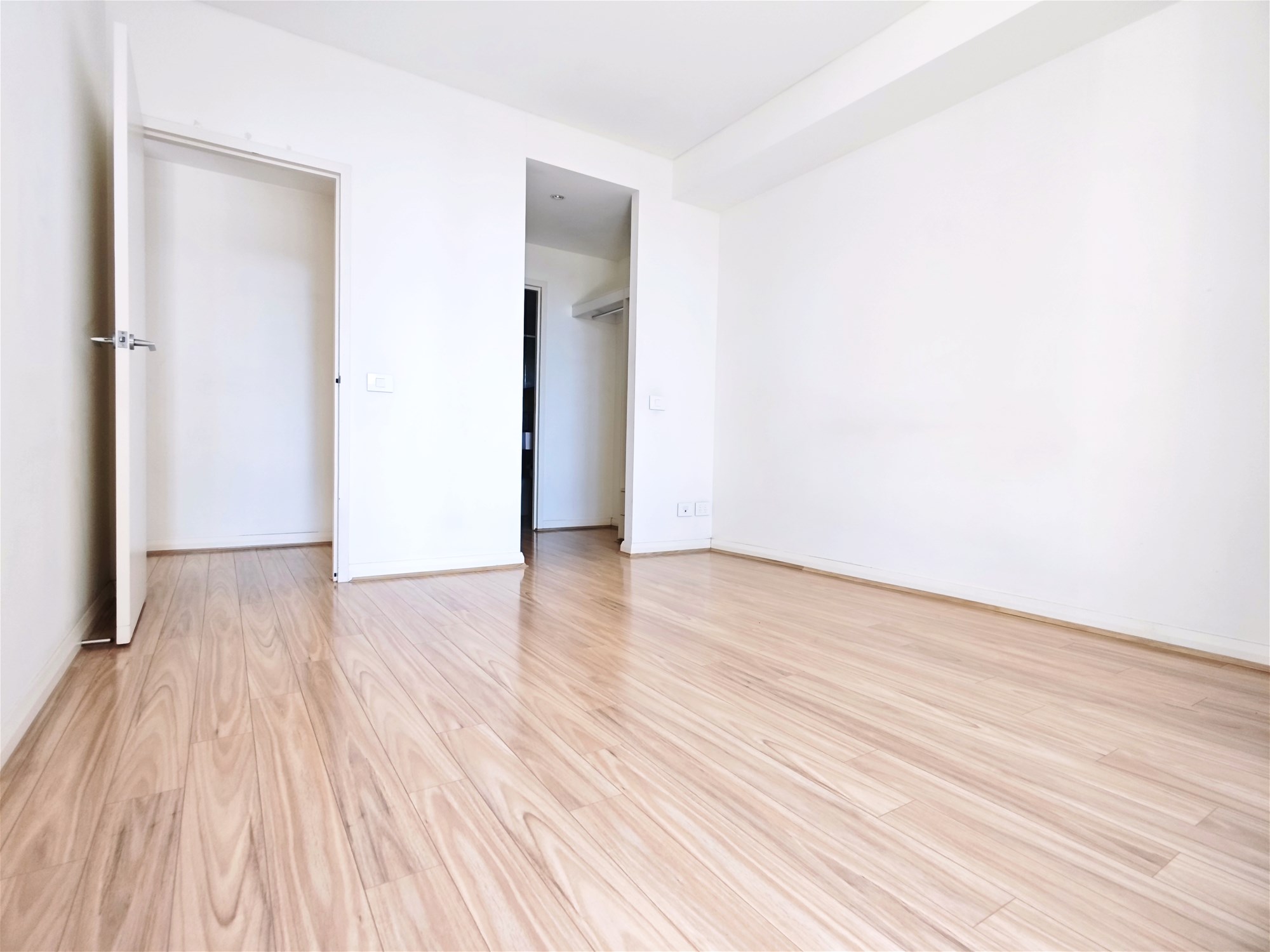 Sun-Drenched North-Facing Apartment in Prime 4