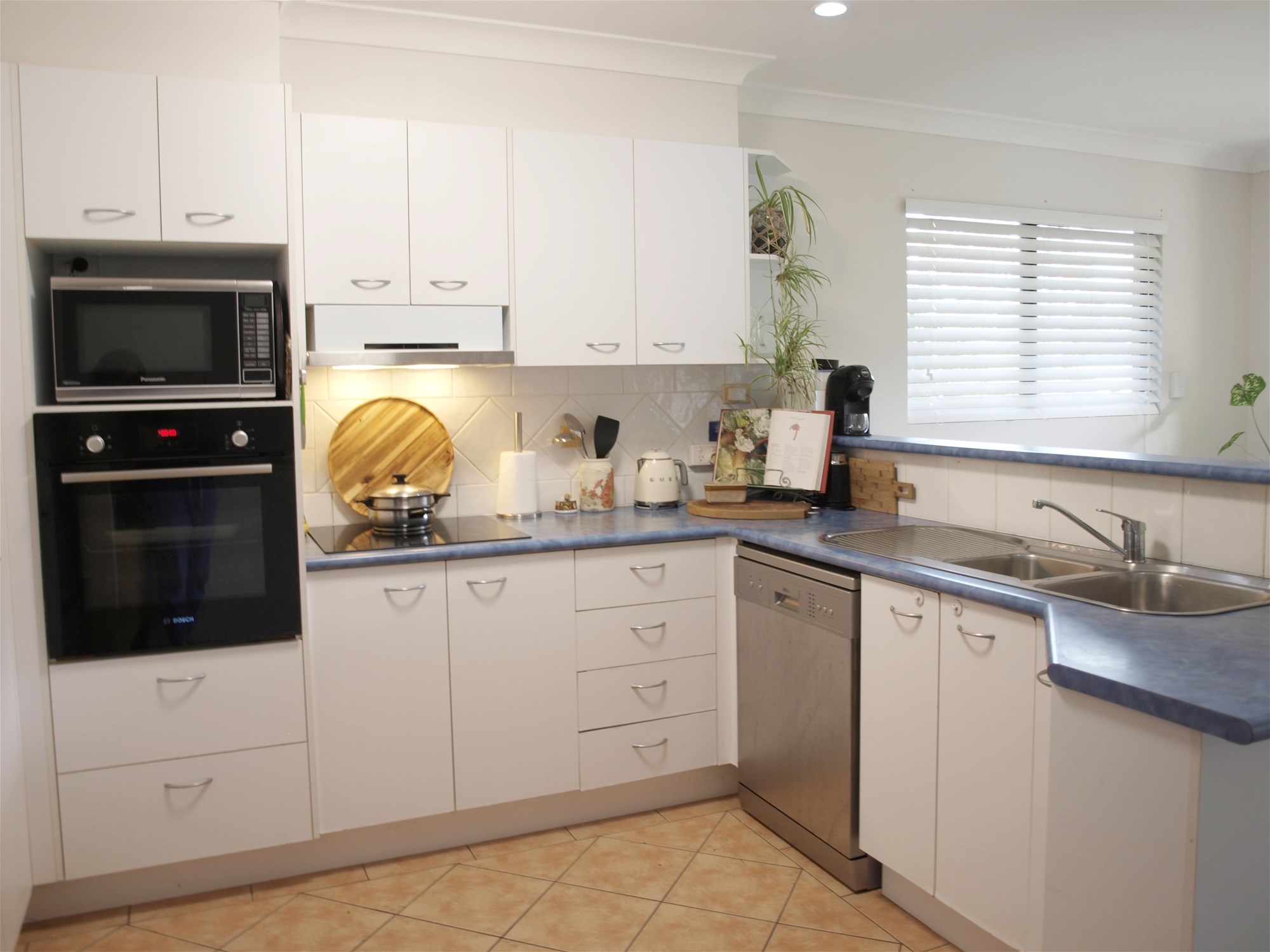 Beachside Unit for Sale in Moore Park Beach”, photo 11
