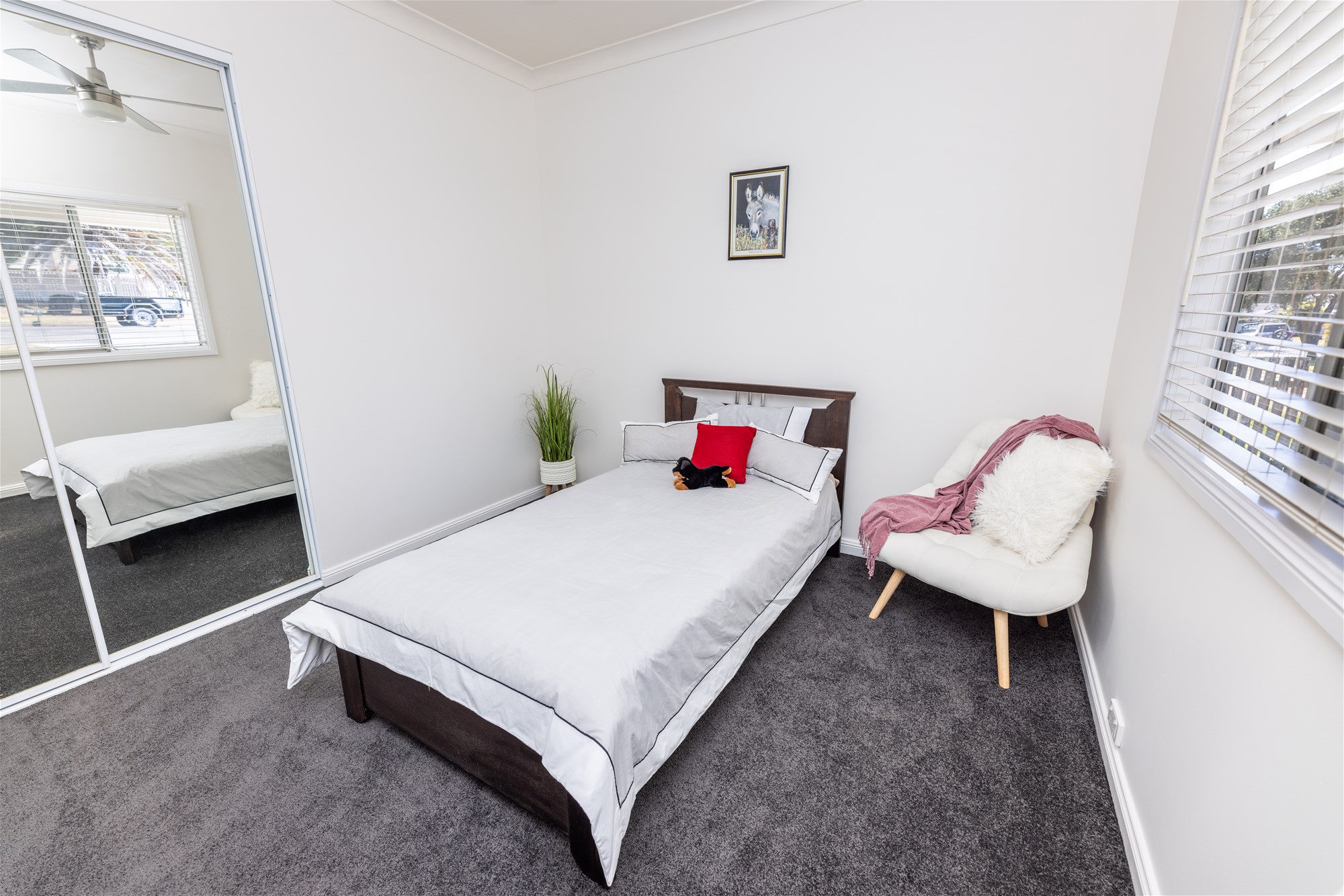 Modern well presented and spacious family home ready to move in and live, photo 8