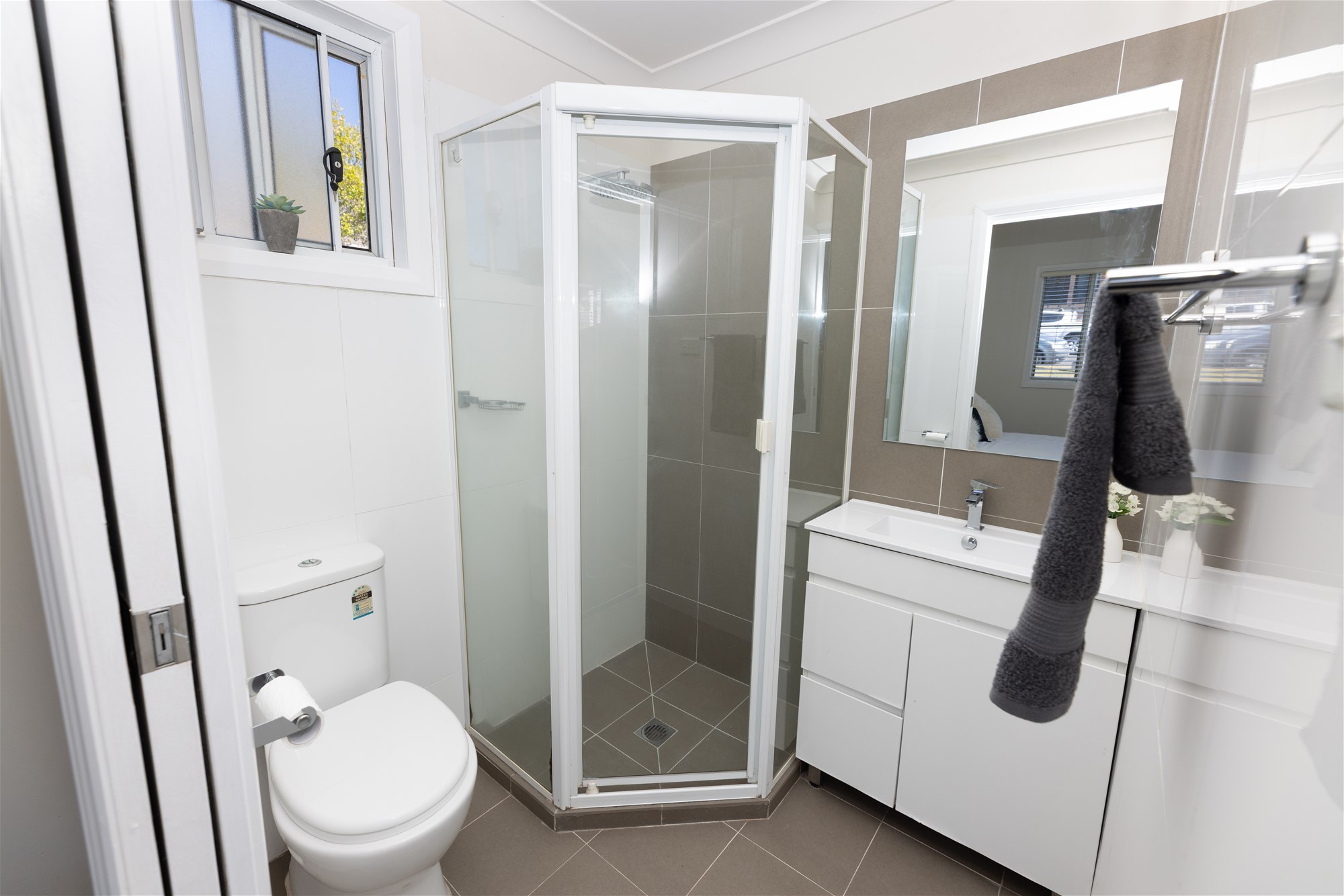 Modern well presented and spacious family home ready to move in and live, photo 6