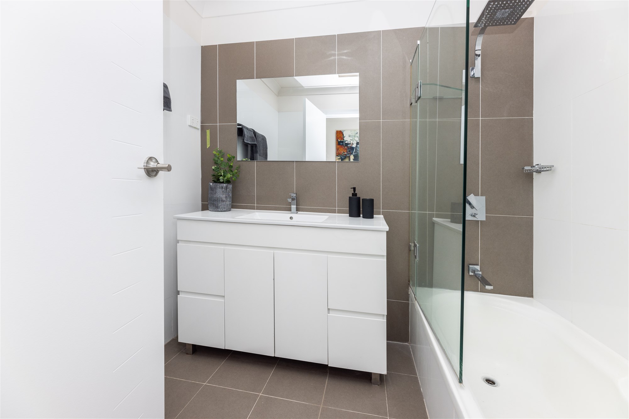 Modern well presented and spacious family home ready to move in and live, photo 16