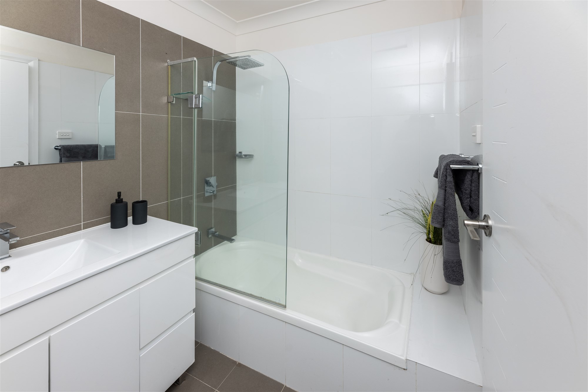 Modern well presented and spacious family home ready to move in and live, photo 17