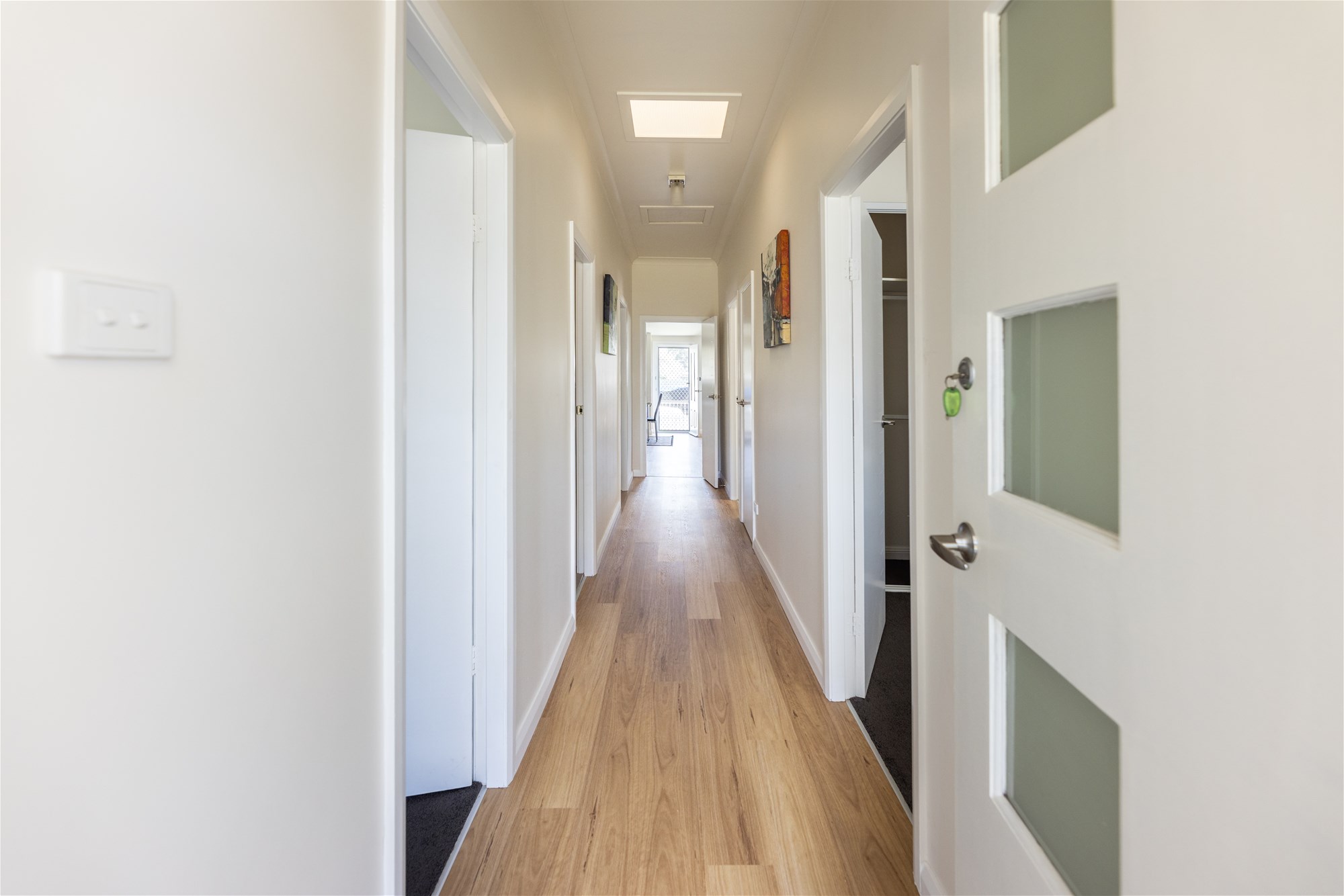 Modern well presented and spacious family home ready to move in and live, photo 3